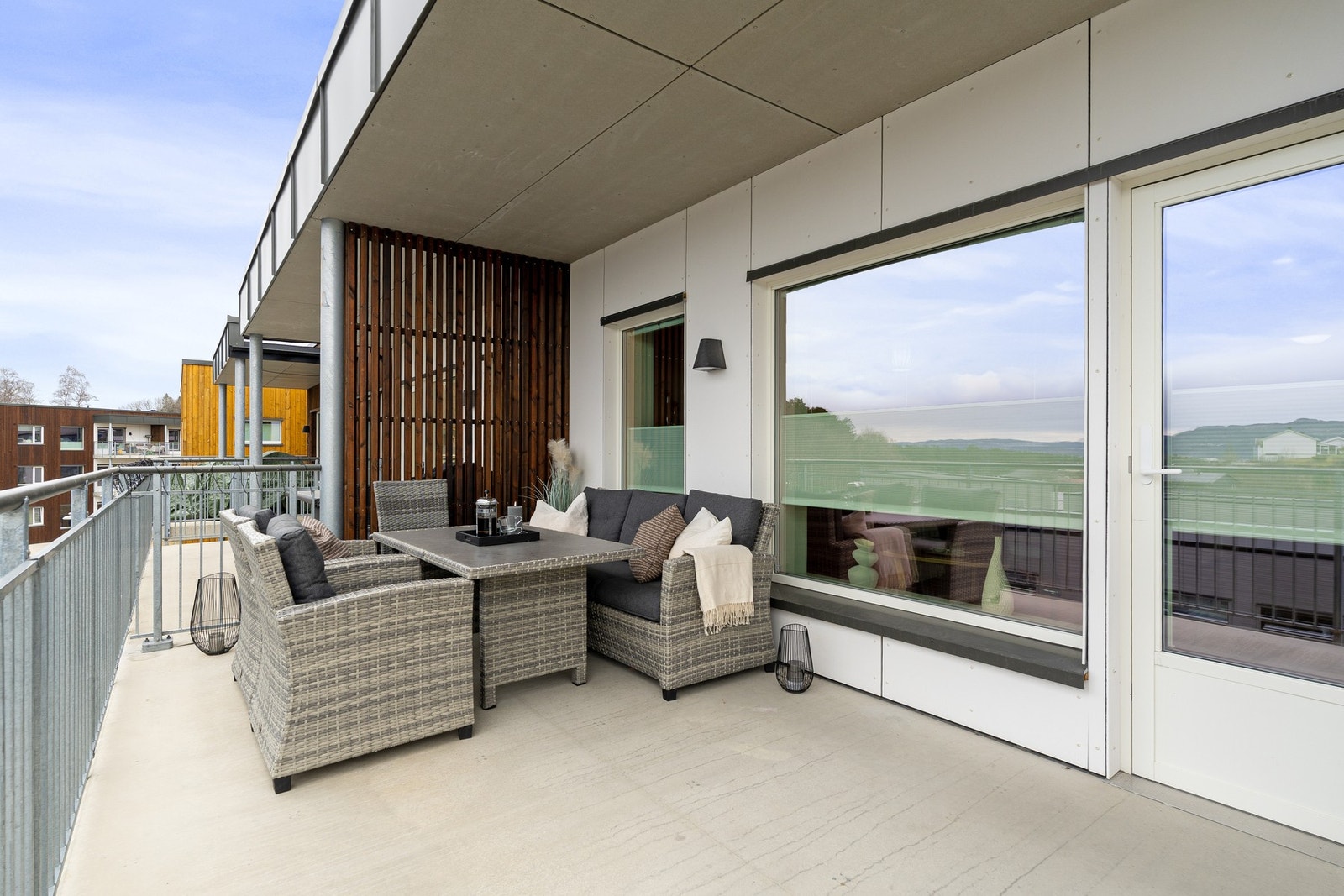 Balkongen har god skjerming fra naboer og rikelig med plass til ønsket utemøblement, grill osv. Galleribilde