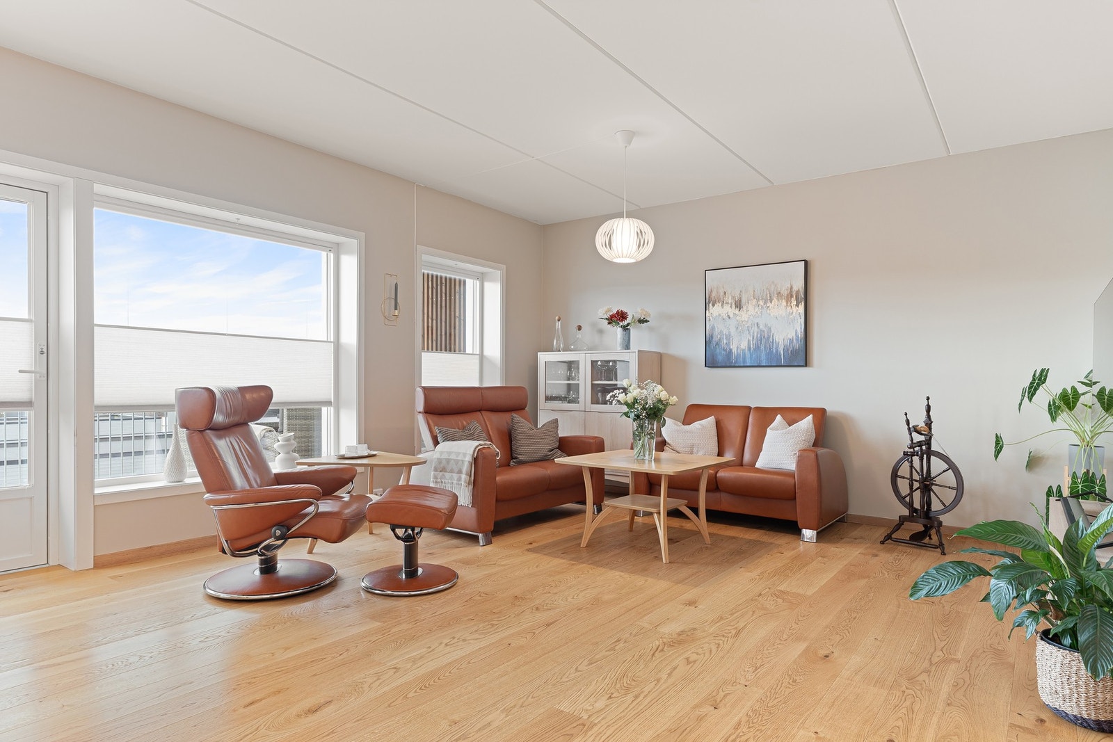 Blant leilighetens mange oppgraderinger er dette tidløse eikeparkettgulvet med tilhørende listverk. Galleribilde