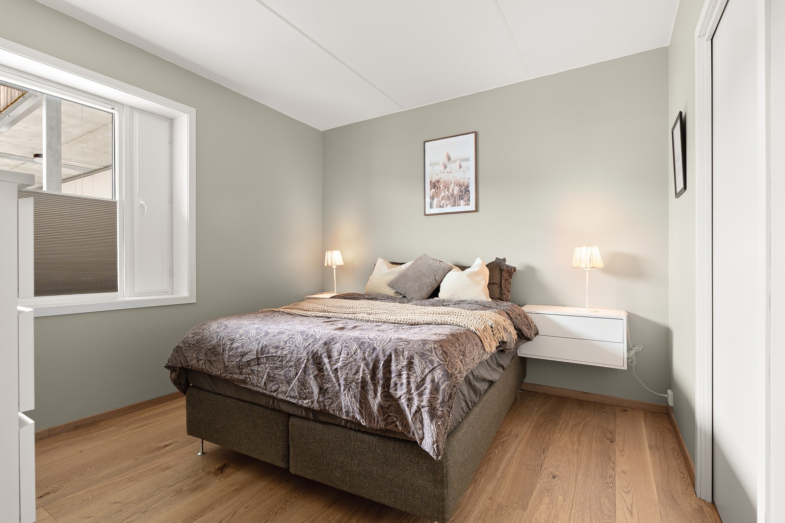 Hovedsoverommet er tilknyttet en bod på 3,6m² som av dagens eiere benyttes som "walk-in-closet". Galleribilde