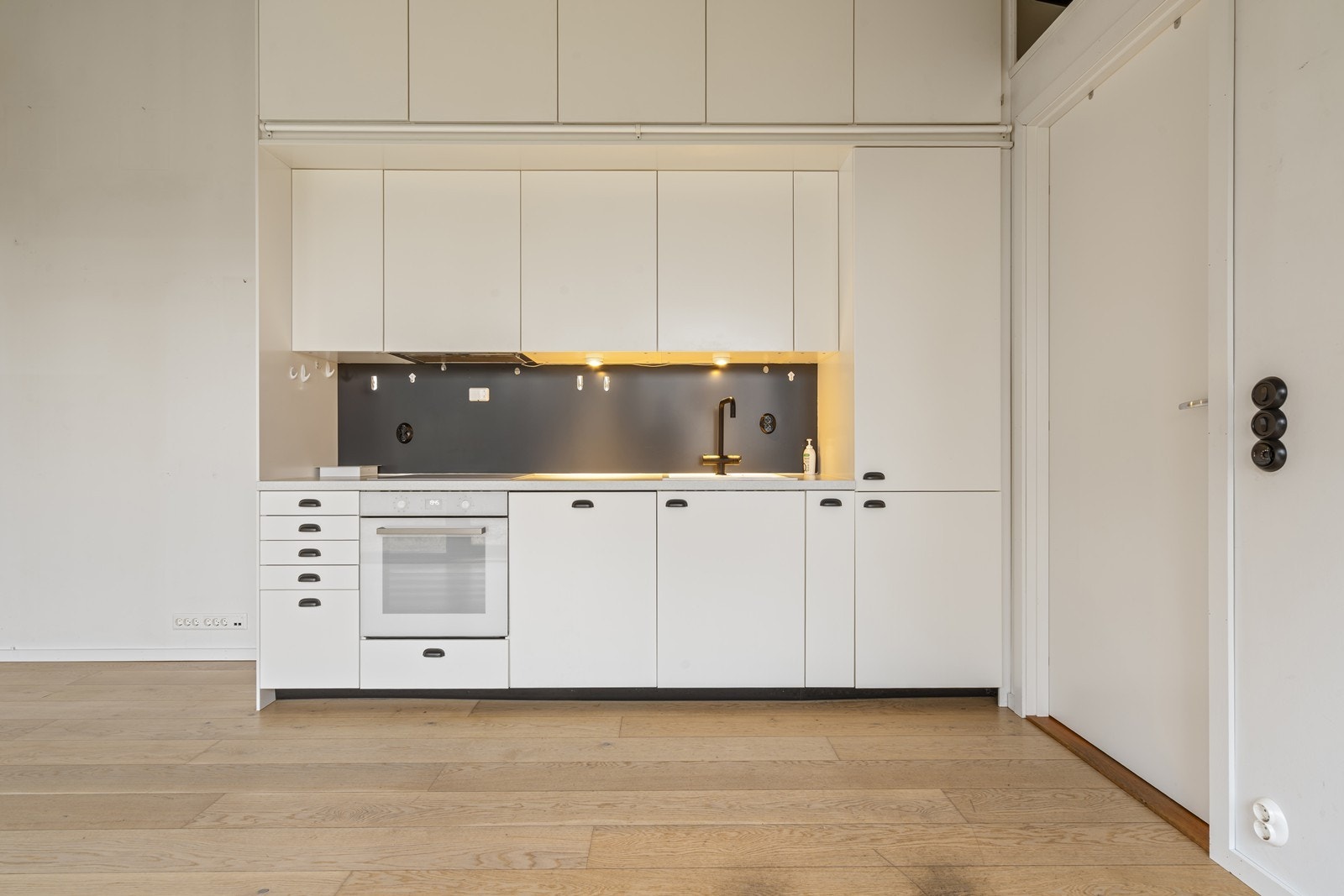 Innredningen har integrert platetopp, stekeovn, oppvaskmaskin og kjøleskap m/frys Galleribilde