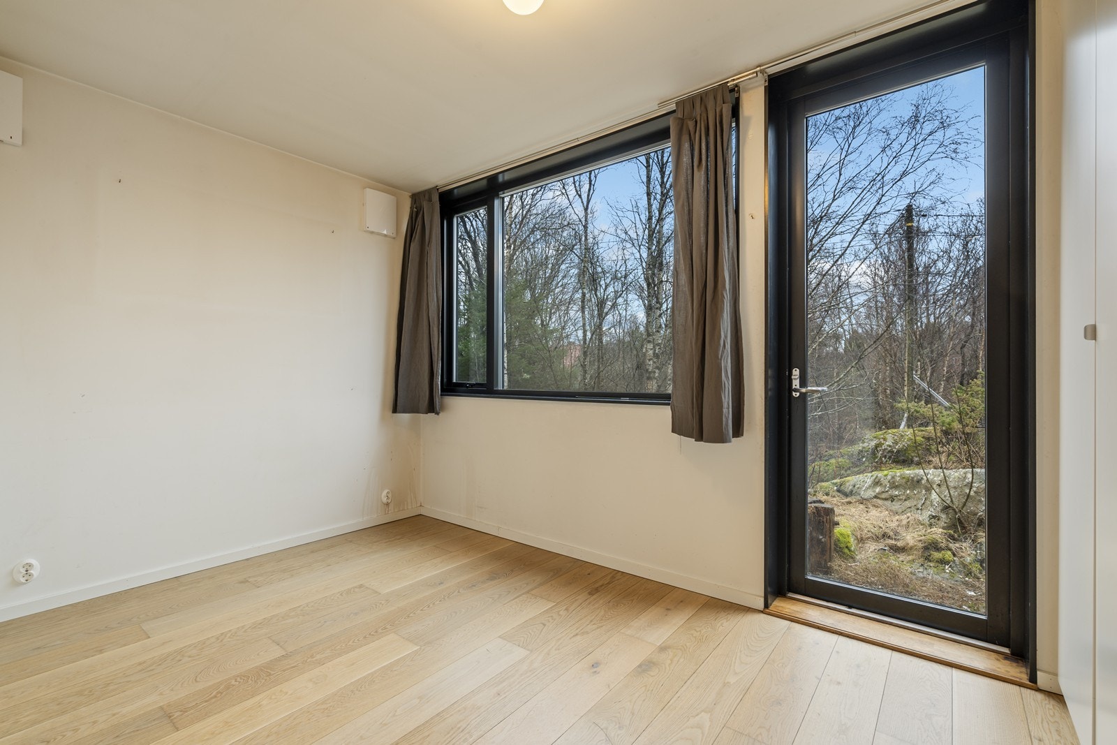 Soverom med garderobeskap og utgang til hagen . Galleribilde