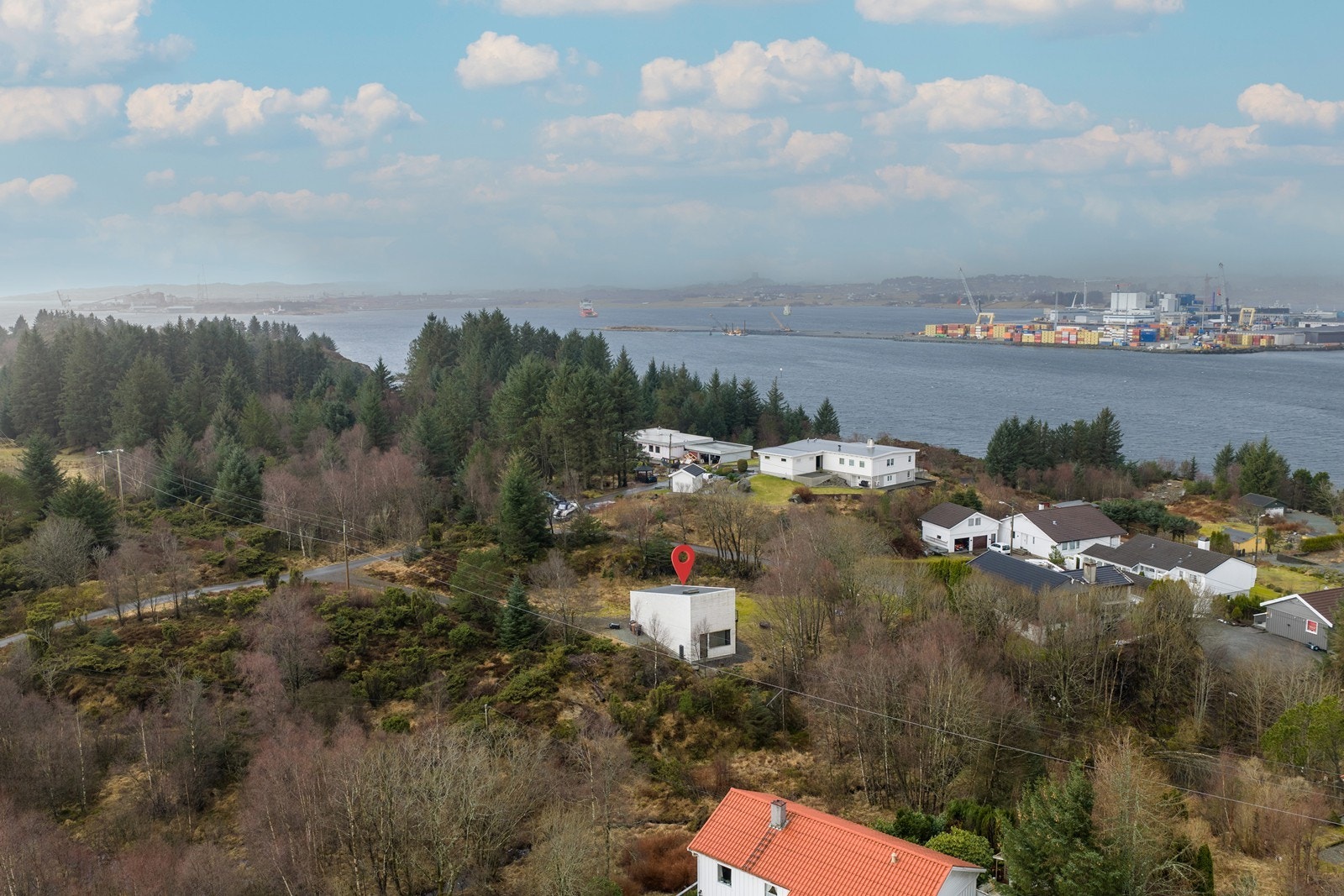 Boligen har fin beliggenhet på stor og solrik tomt. Med mange muligheter. Galleribilde