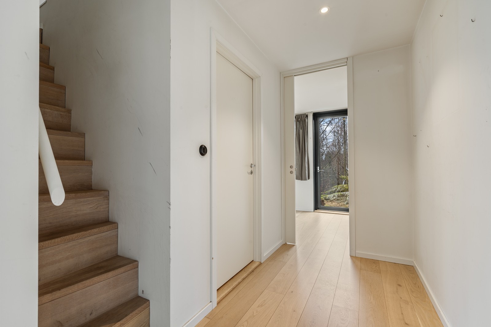 Rett smal trapp med parkett i trinn til hems. Galleribilde