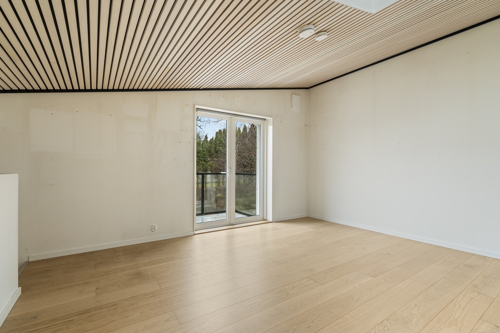 Hems med takvindu og utgang til balkong solrik balkong. Rett smal trapp med parkett i trinn til hems. Galleribilde