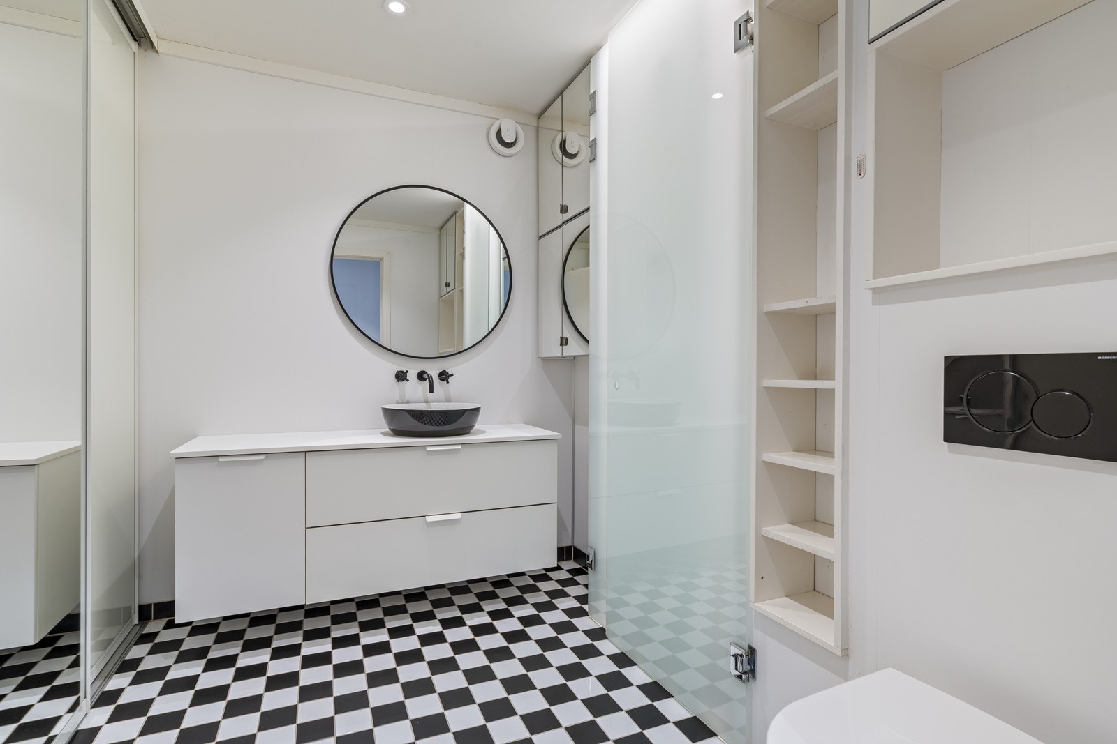 Bad med vaskeroms nisje Det er fliser på gulv og våtromsplater på vegg. Badet har dusj, seksjon med servant, veggmontert toalett. varmekabler i gulv. Dusjløsning med utfelbare dusjvegger. Galleribilde