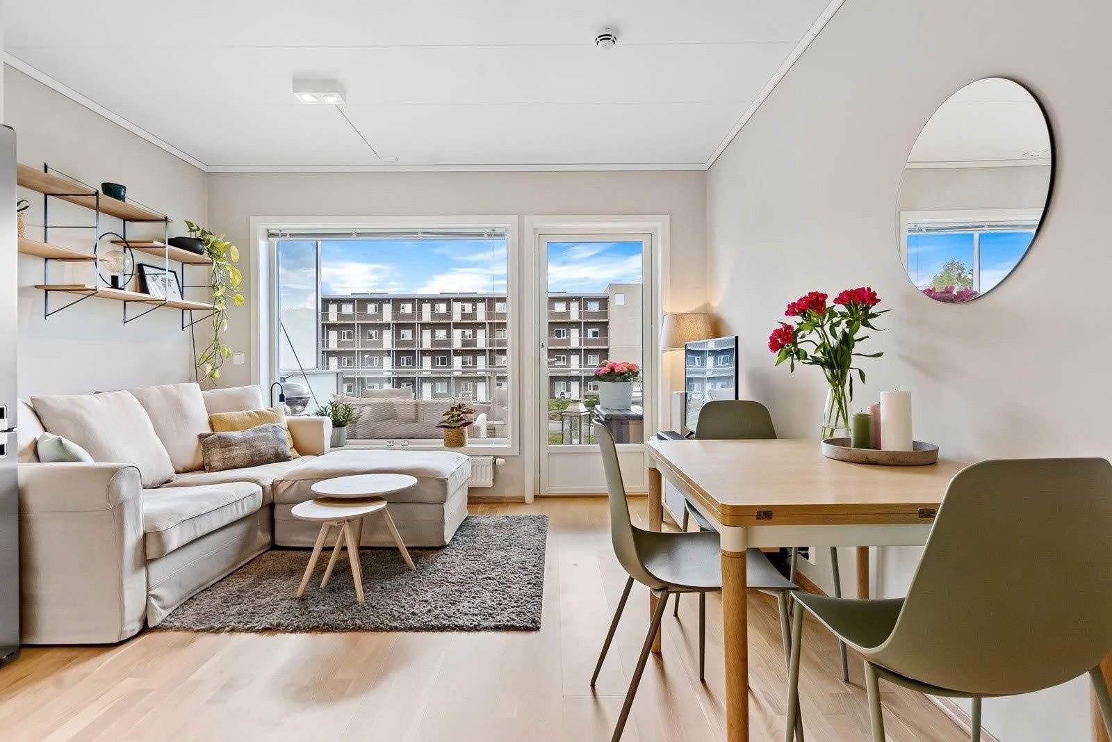 Av hensyn til nåværende leietaker er det benyttet eksempelbilder i annonsen. Bildene viser tilsvarende bolig med identisk planløsning og standard, og gir et korrekt inntrykk av rom inndeling og bruksmuligheter. Galleribilde