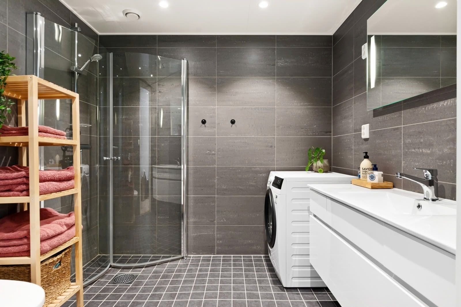 Av hensyn til nåværende leietaker er det benyttet eksempelbilder i annonsen. Bildene viser tilsvarende bolig med identisk planløsning og standard, og gir et korrekt inntrykk av rom inndeling og bruksmuligheter. Galleribilde