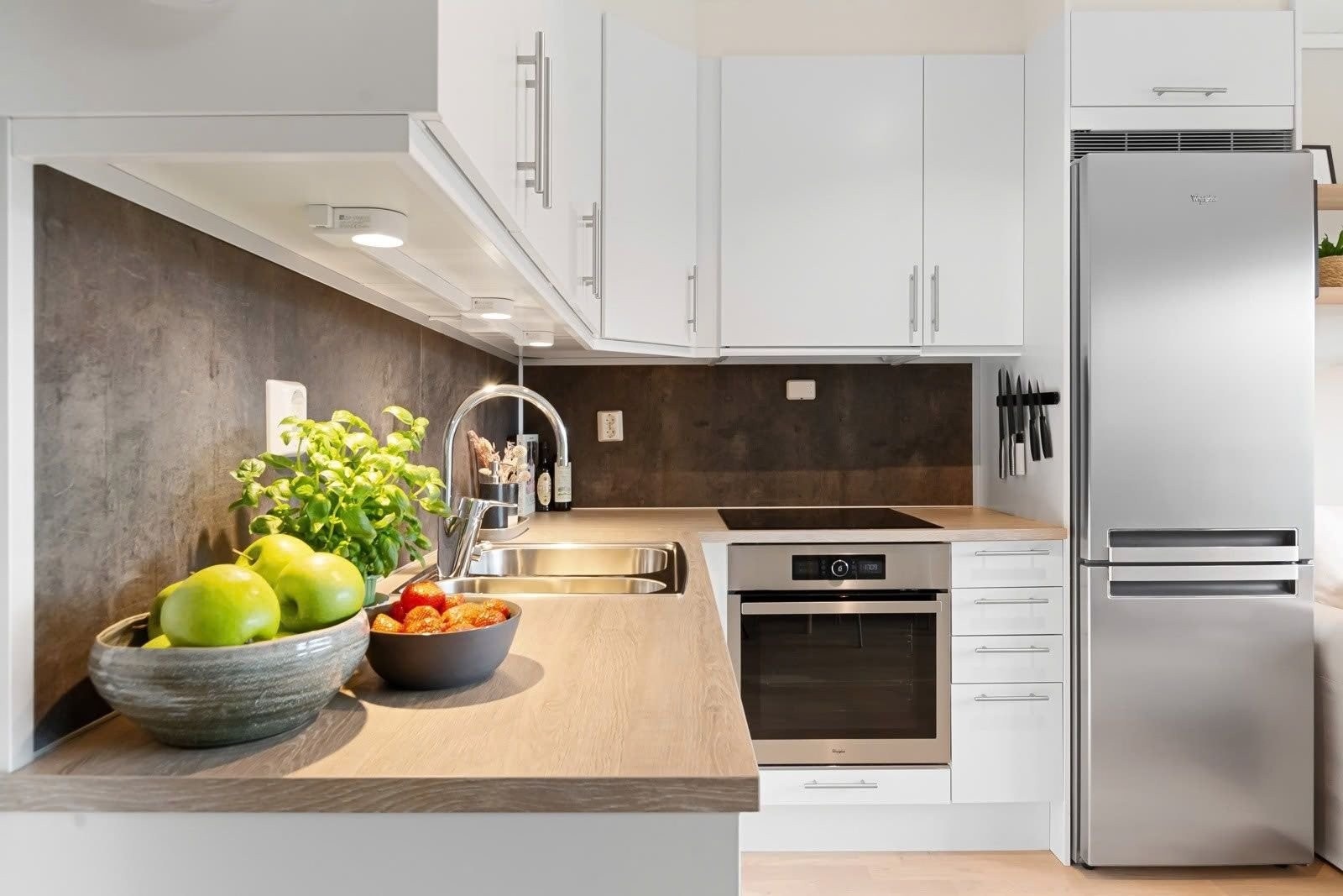 Av hensyn til nåværende leietaker er det benyttet eksempelbilder i annonsen. Bildene viser tilsvarende bolig med identisk planløsning og standard, og gir et korrekt inntrykk av rom inndeling og bruksmuligheter. Galleribilde