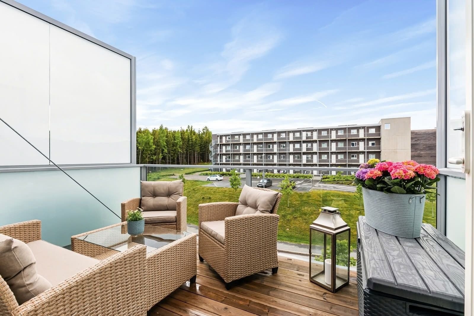 Av hensyn til nåværende leietaker er det benyttet eksempelbilder i annonsen. Bildene viser tilsvarende bolig med identisk planløsning og standard, og gir et korrekt inntrykk av rom inndeling og bruksmuligheter. Galleribilde