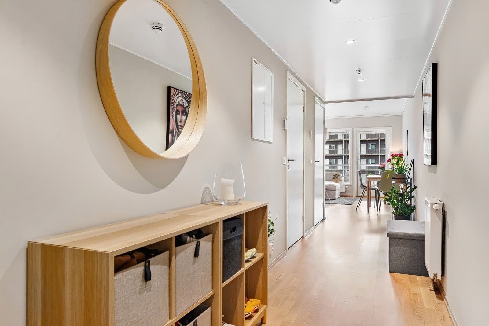 Av hensyn til nåværende leietaker er det benyttet eksempelbilder i annonsen. Bildene viser tilsvarende bolig med identisk planløsning og standard, og gir et korrekt inntrykk av rom inndeling og bruksmuligheter. Galleribilde