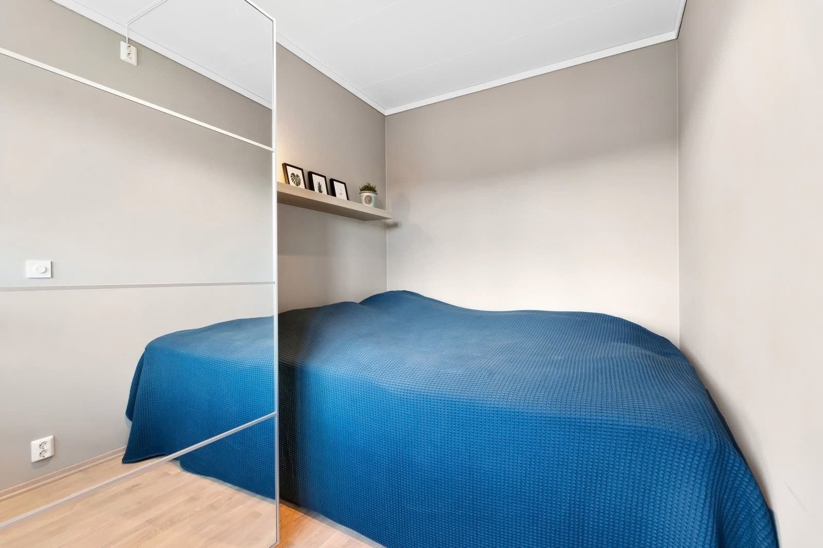 Av hensyn til nåværende leietaker er det benyttet eksempelbilder i annonsen. Bildene viser tilsvarende bolig med identisk planløsning og standard, og gir et korrekt inntrykk av rom inndeling og bruksmuligheter. Galleribilde