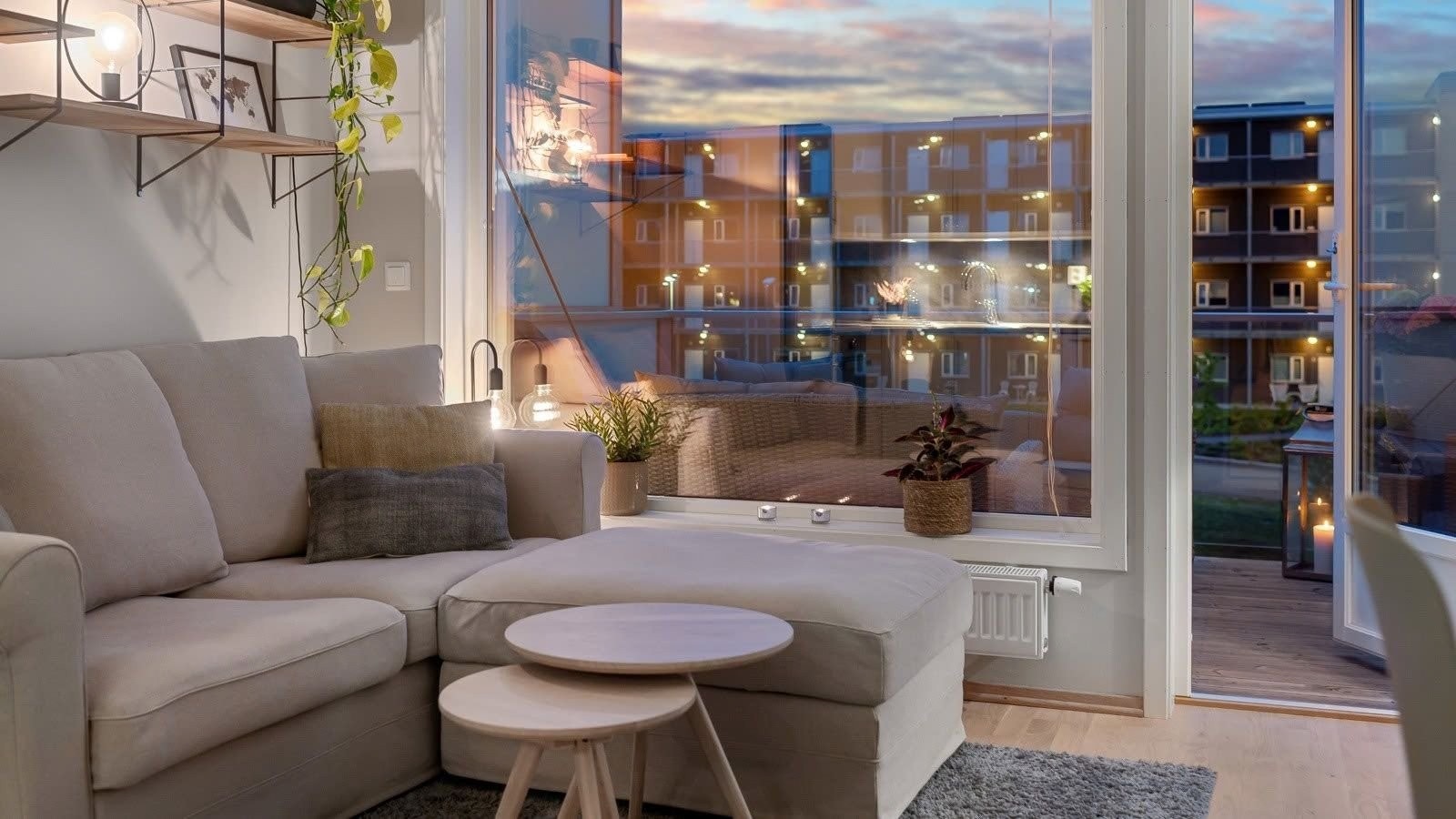 Av hensyn til nåværende leietaker er det benyttet eksempelbilder i annonsen. Bildene viser tilsvarende bolig med identisk planløsning og standard, og gir et korrekt inntrykk av rom inndeling og bruksmuligheter. Galleribilde