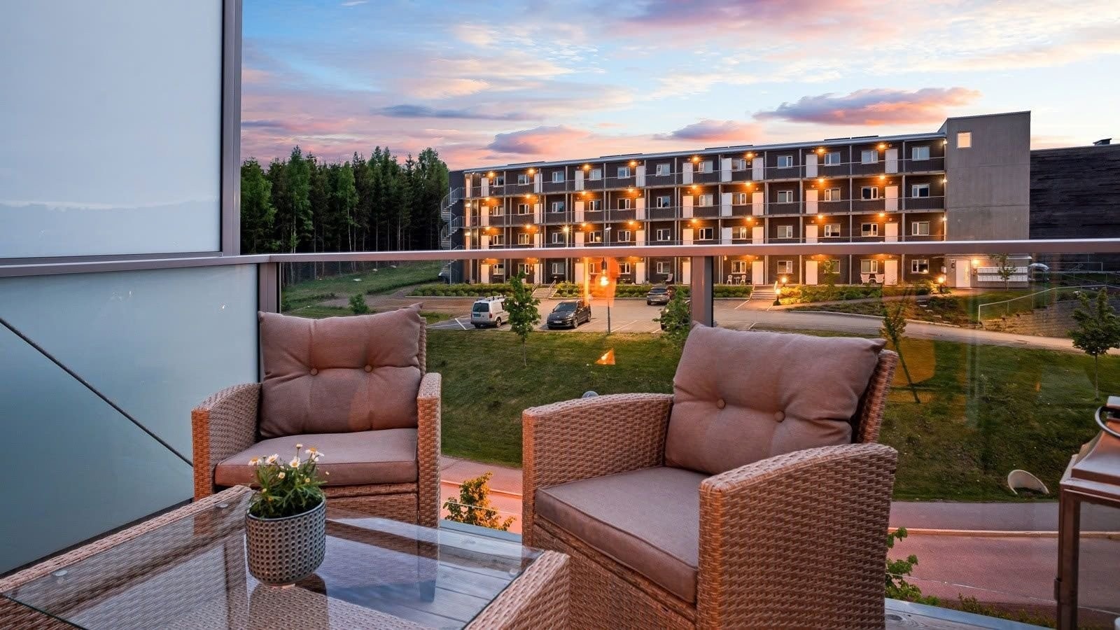 Av hensyn til nåværende leietaker er det benyttet eksempelbilder i annonsen. Bildene viser tilsvarende bolig med identisk planløsning og standard, og gir et korrekt inntrykk av rom inndeling og bruksmuligheter. Galleribilde