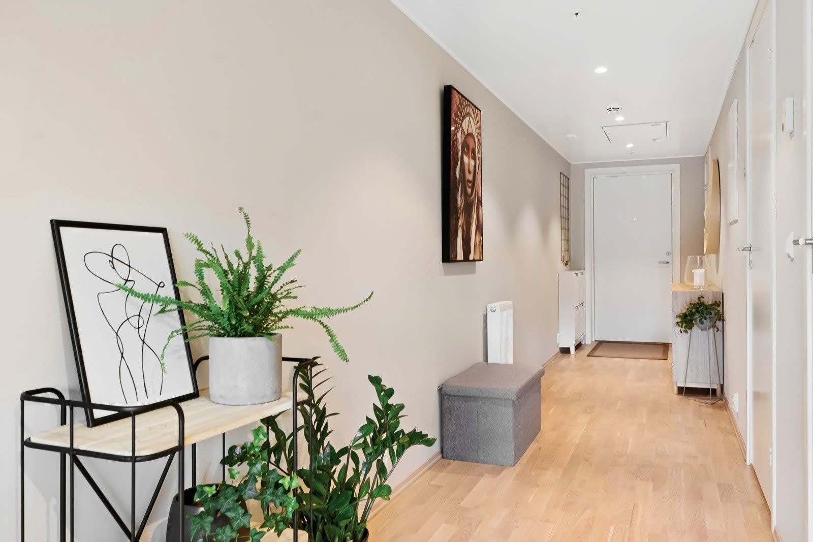 Av hensyn til nåværende leietaker er det benyttet eksempelbilder i annonsen. Bildene viser tilsvarende bolig med identisk planløsning og standard, og gir et korrekt inntrykk av rom inndeling og bruksmuligheter. Galleribilde