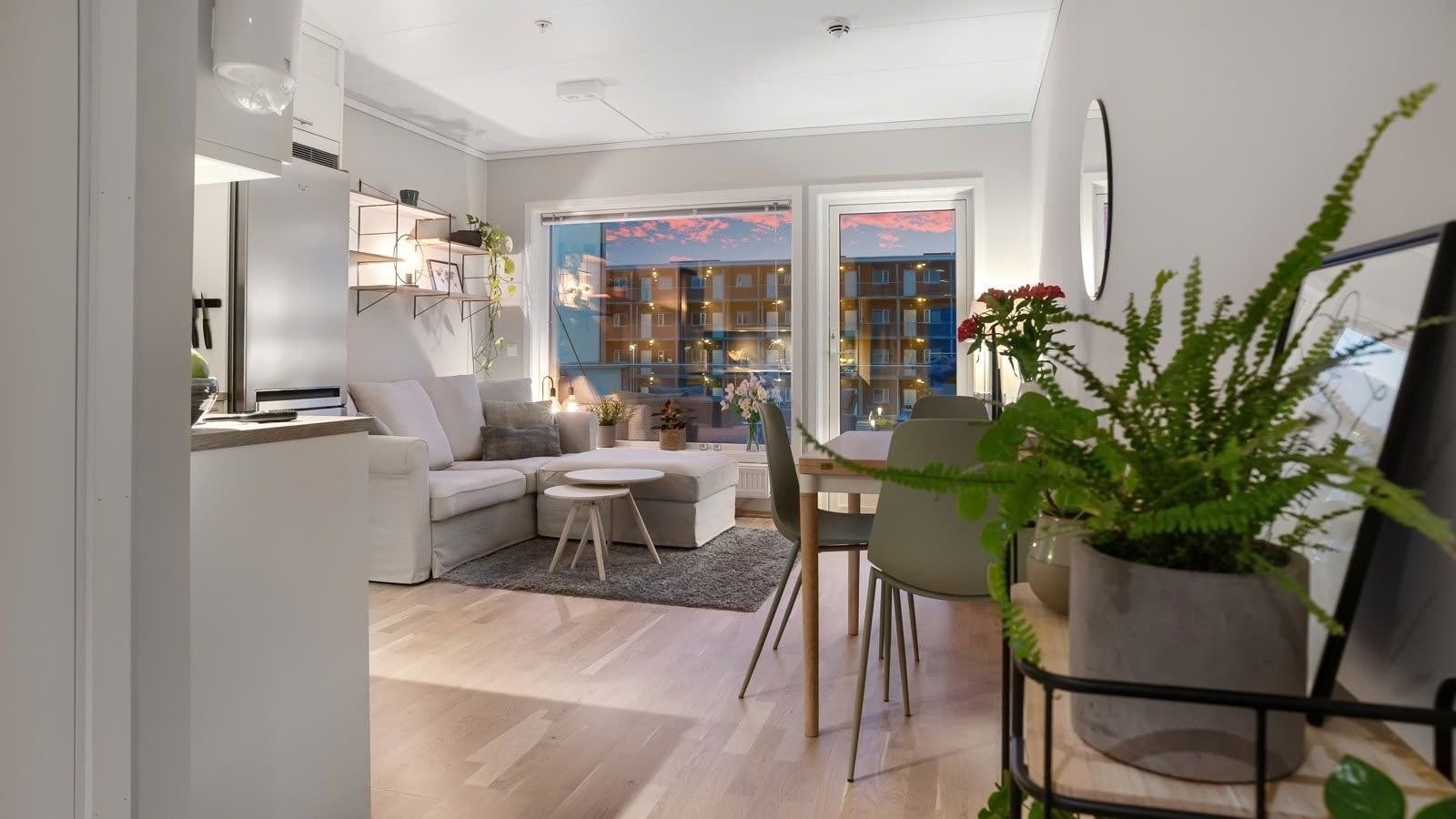 Av hensyn til nåværende leietaker er det benyttet eksempelbilder i annonsen. Bildene viser tilsvarende bolig med identisk planløsning og standard, og gir et korrekt inntrykk av rom inndeling og bruksmuligheter. Galleribilde