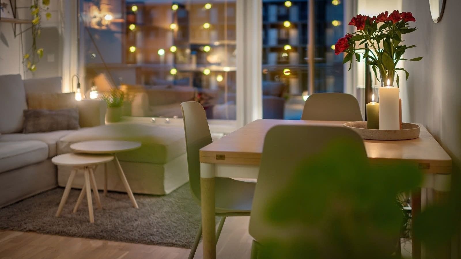 Av hensyn til nåværende leietaker er det benyttet eksempelbilder i annonsen. Bildene viser tilsvarende bolig med identisk planløsning og standard, og gir et korrekt inntrykk av rom inndeling og bruksmuligheter. Galleribilde