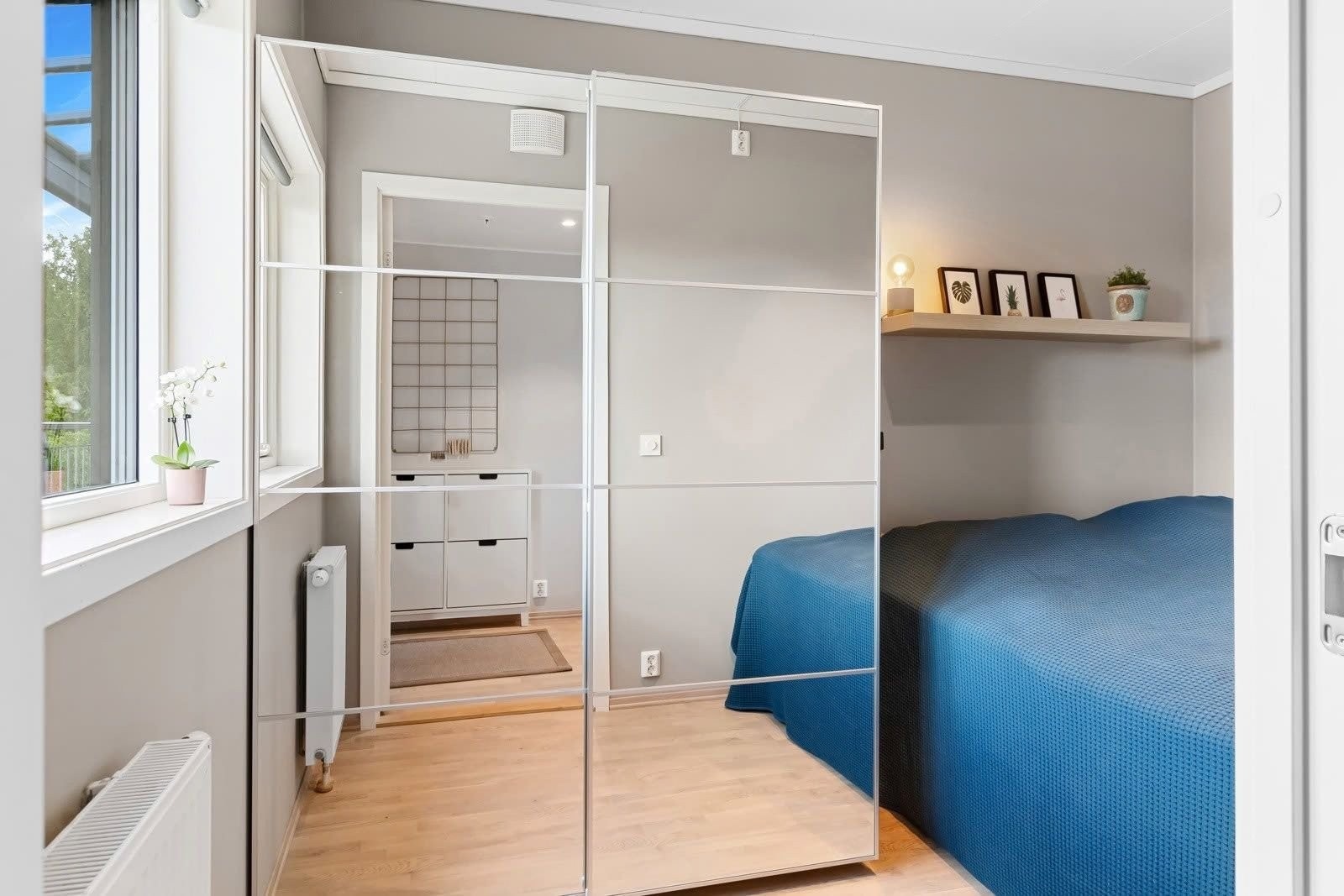 Av hensyn til nåværende leietaker er det benyttet eksempelbilder i annonsen. Bildene viser tilsvarende bolig med identisk planløsning og standard, og gir et korrekt inntrykk av rom inndeling og bruksmuligheter. Galleribilde