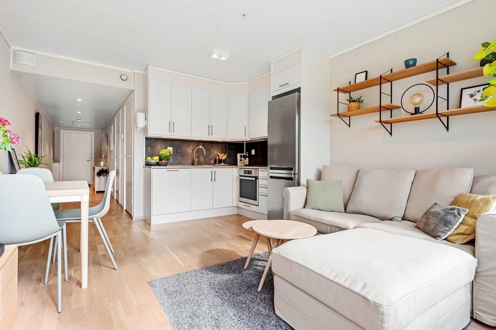 Av hensyn til nåværende leietaker er det benyttet eksempelbilder i annonsen. Bildene viser tilsvarende bolig med identisk planløsning og standard, og gir et korrekt inntrykk av rom inndeling og bruksmuligheter. Galleribilde