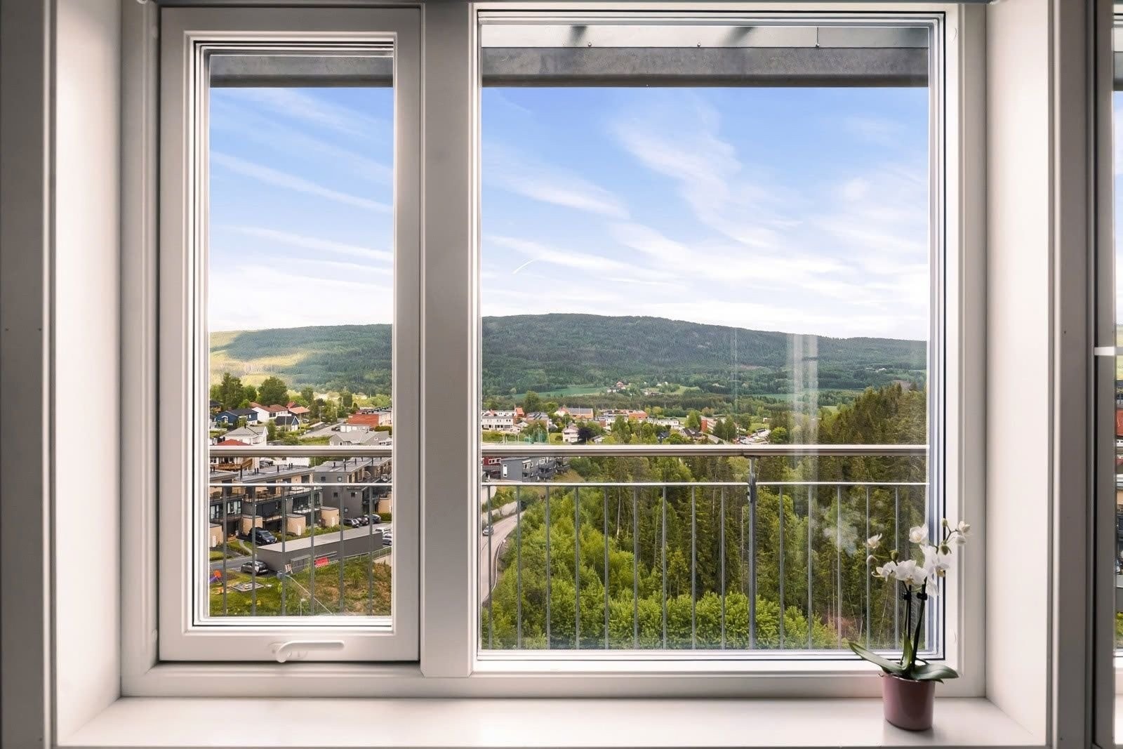 Av hensyn til nåværende leietaker er det benyttet eksempelbilder i annonsen. Bildene viser tilsvarende bolig med identisk planløsning og standard, og gir et korrekt inntrykk av rom inndeling og bruksmuligheter. Galleribilde