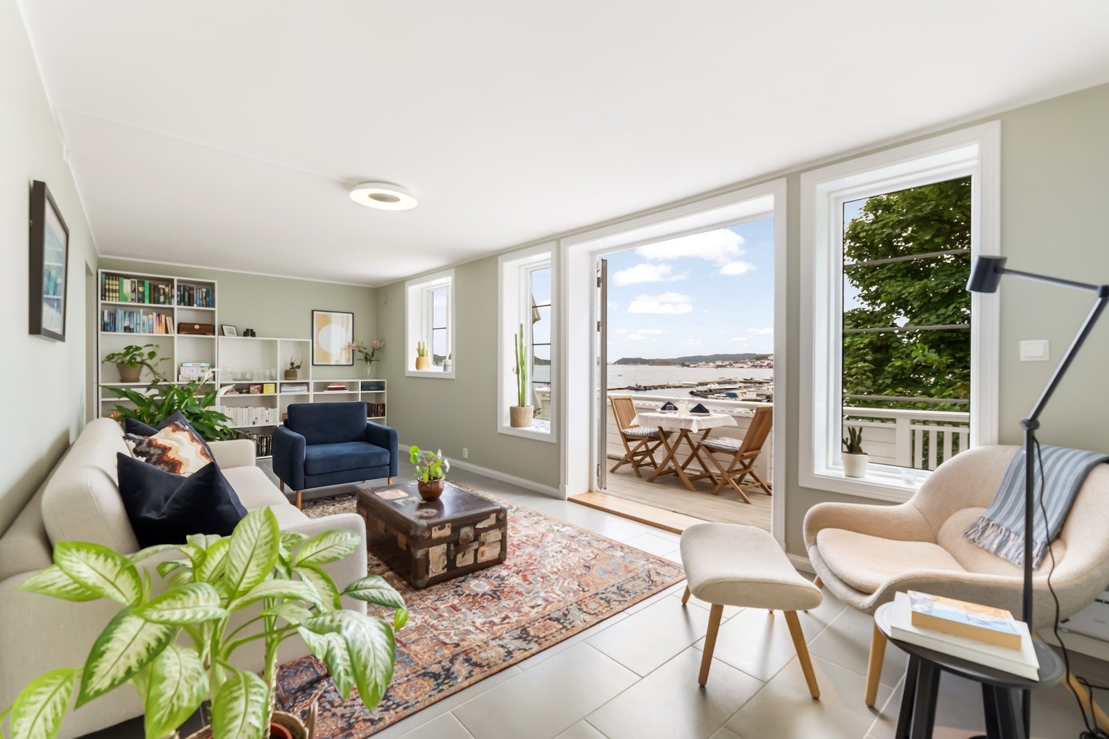 Velkommen til Ytre Strandvei 48A! - En romslig selveierleilighet med sjøutsikt i sjarmerende omgivelser i Kragerø. Galleribilde