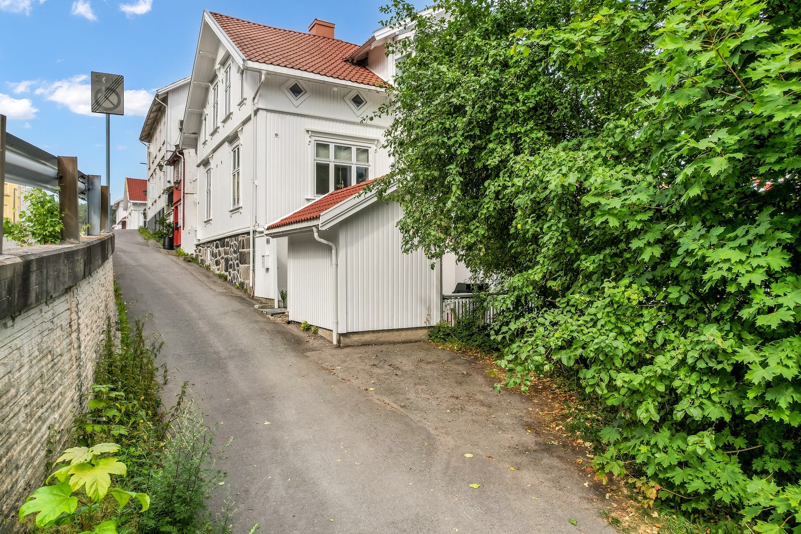 Leiligheten har egen inngang og trappefri adkomst, og ligger i en rolig gate med klassisk trehusbebyggelse og ekte sørlandsidyll. Galleribilde