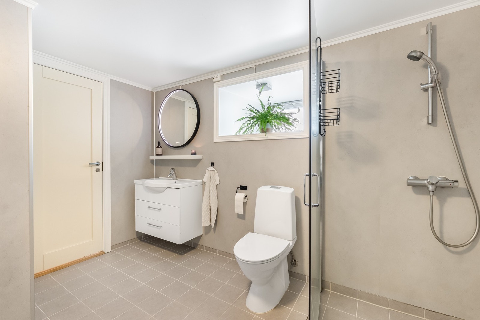 Badet har gulv med overflate av fliser, vegger med våtromsplater og himling med malt flate. Galleribilde