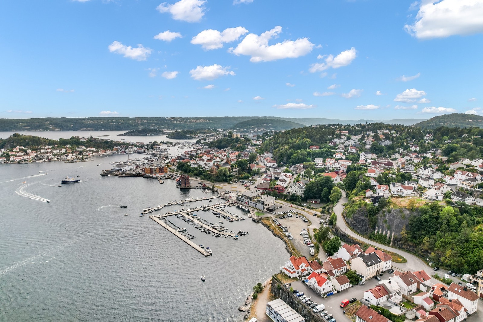 Boligen har praktisk planløsning med stue, kjøkken, bad og to soverom, samt utgang til en stor, solrik veranda. Galleribilde