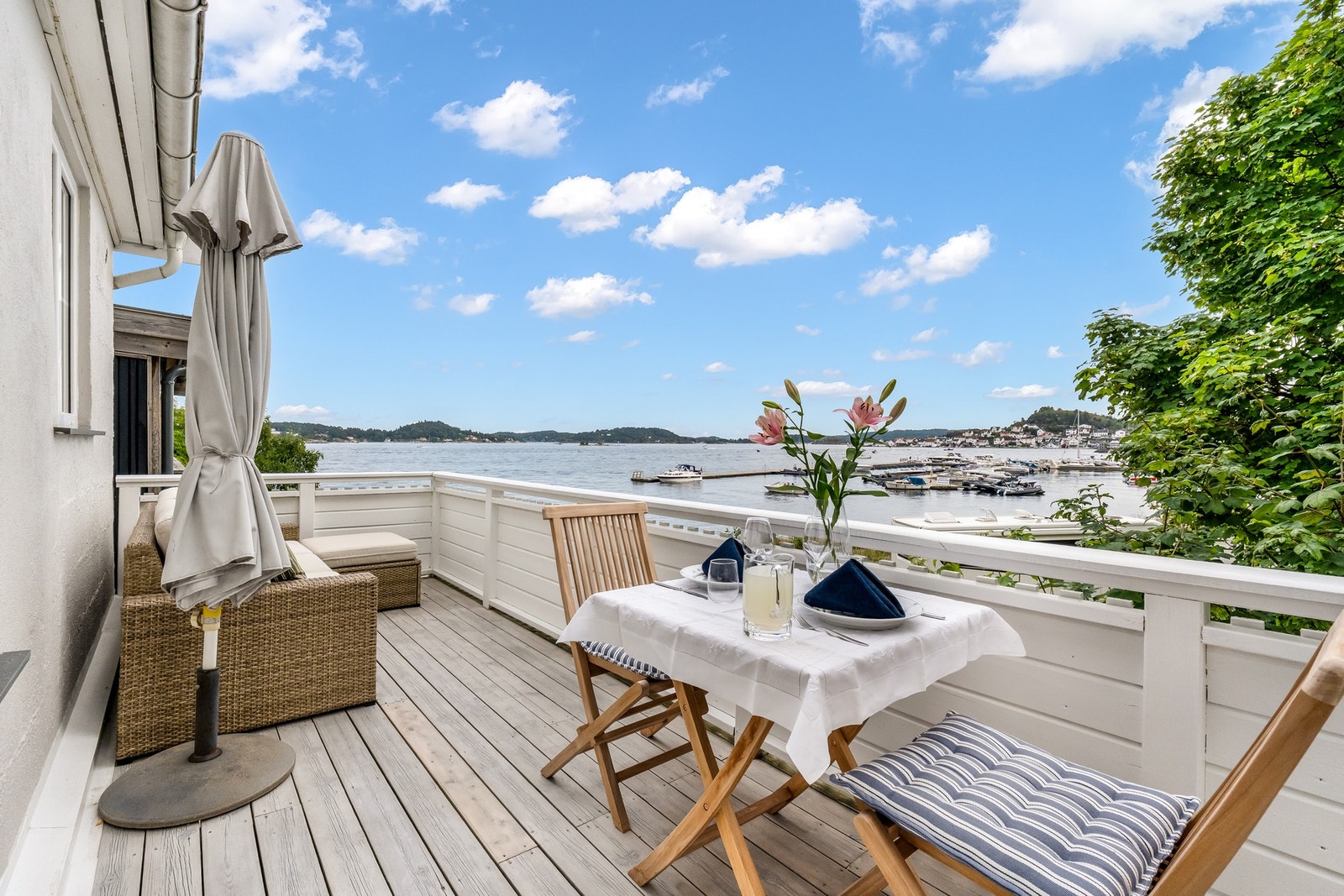 Kort vei til sjøen, badeplasser og mulighet for kjøp eller leie av båtplass. Galleribilde