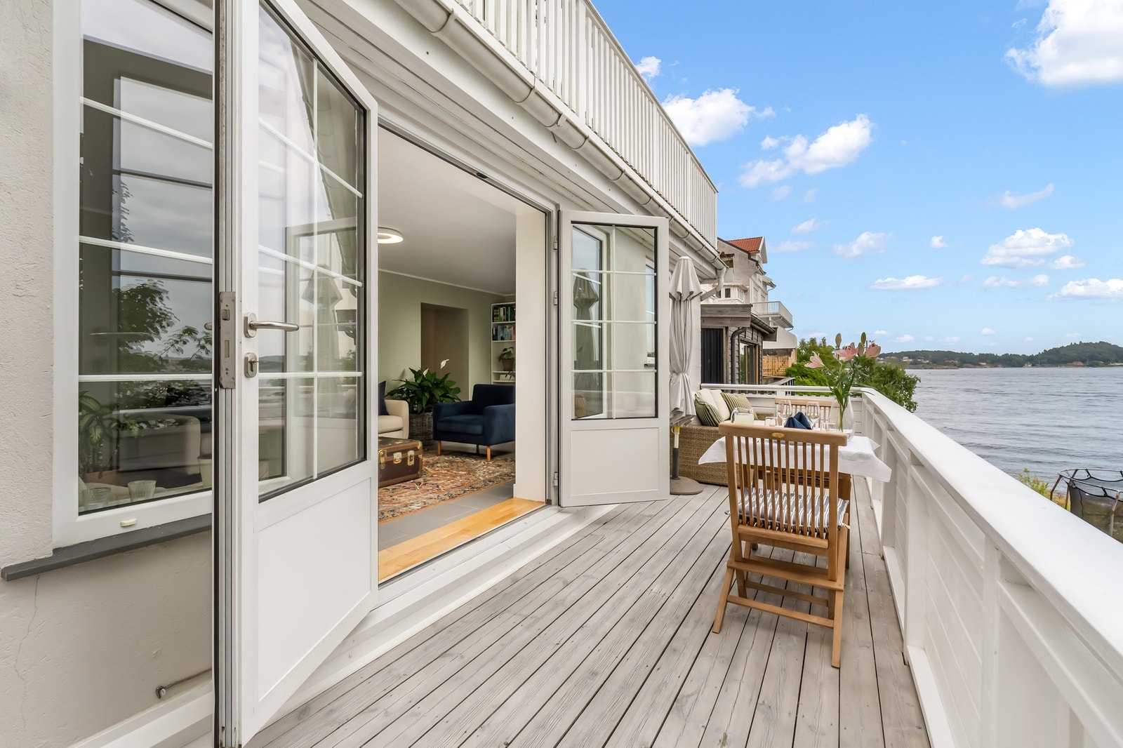 Her er det utgang til veranda og nydelig utsikt mot sjøen kan nytes til det fulle. Galleribilde