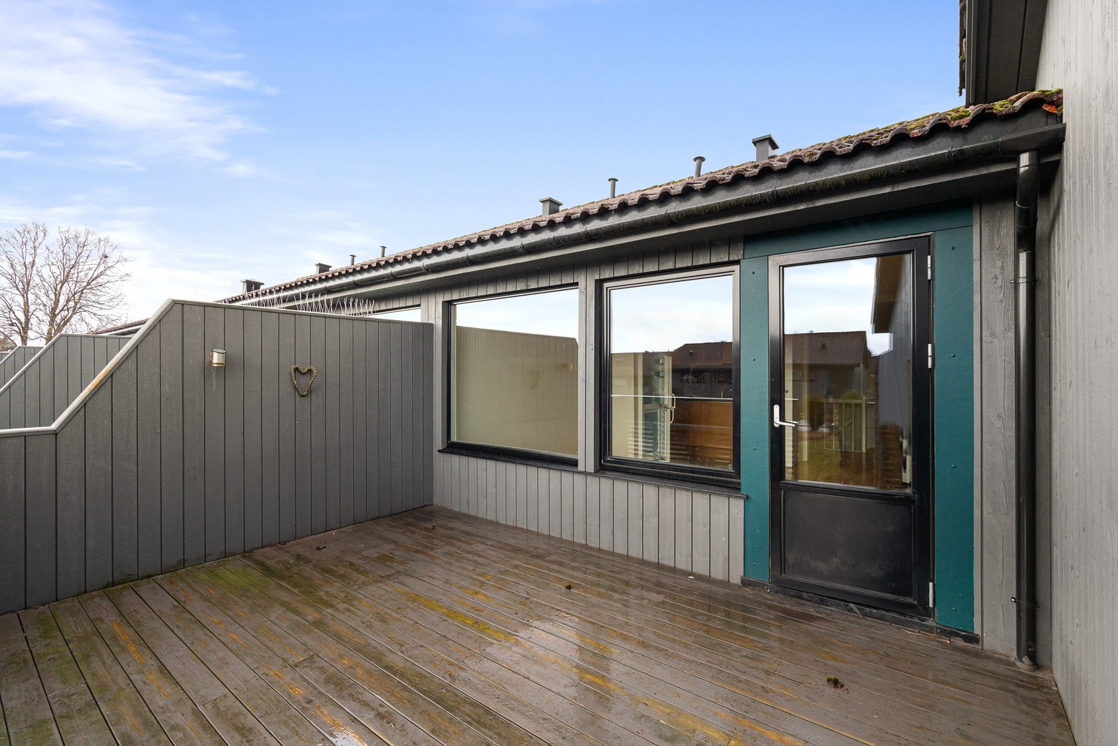 Terrassen fungerer som en fin forlengelse av stuen på varme dager. Galleribilde