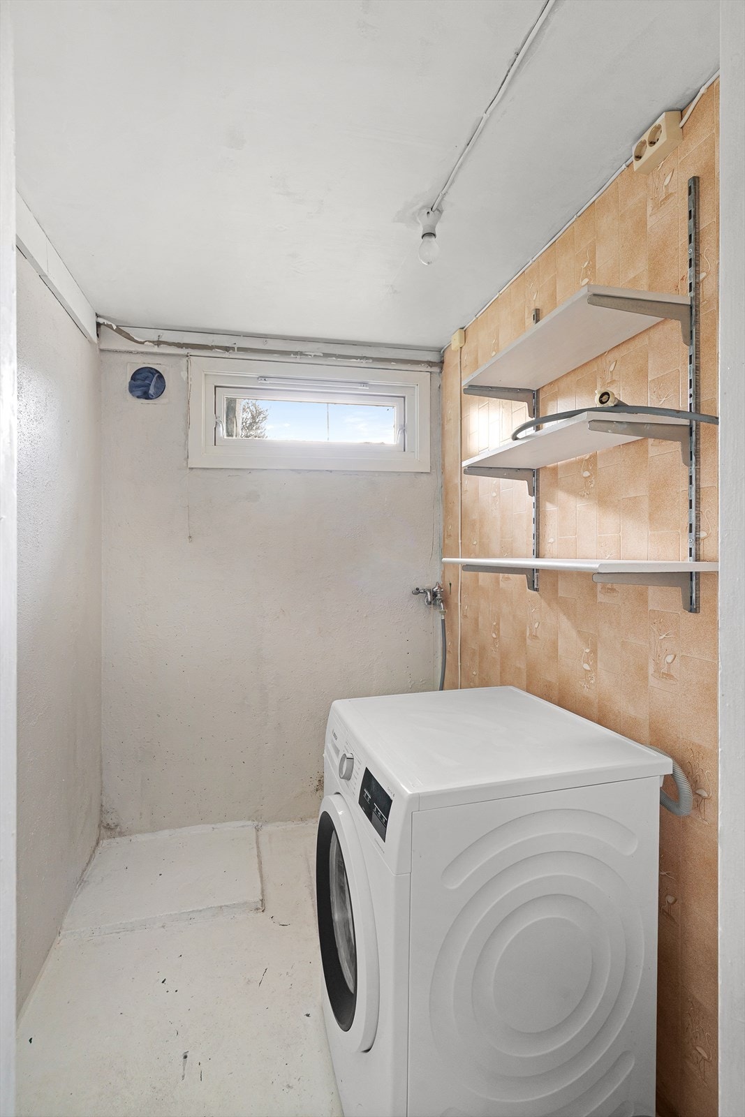 I kjelleren er det et separat vaskerom med opplegg for vaskemaskin. Galleribilde