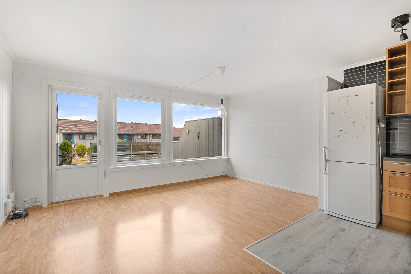 Fra stuen er det direkte utgang til en romslig treterrasse på ca. 16 m². Galleribilde