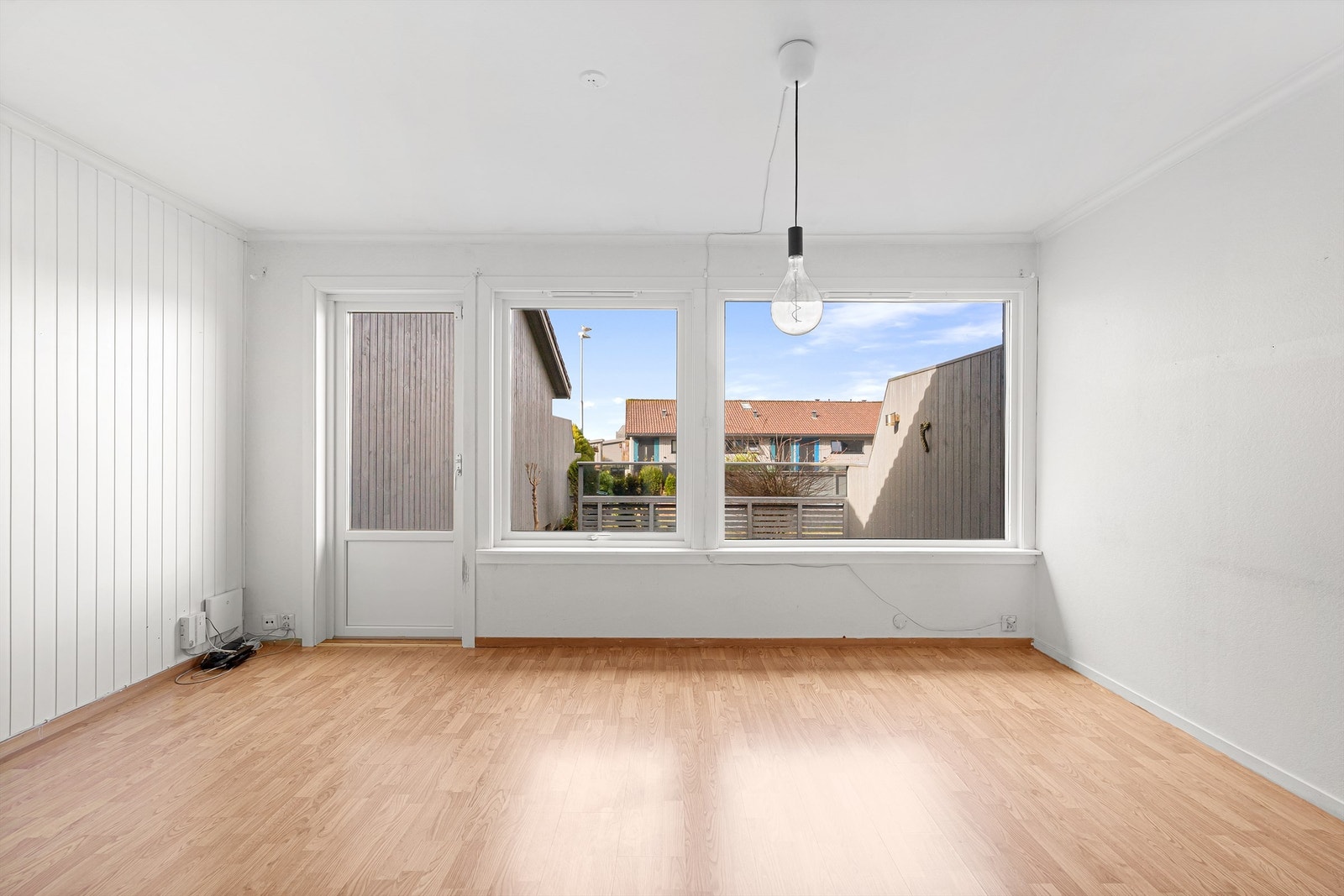 Stuen har store vindusflater som slipper inn rikelig med naturlig dagslys. Galleribilde