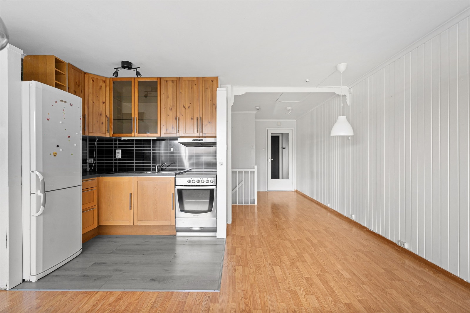 Boligen har en åpen løsning mellom stue og kjøkken Galleribilde