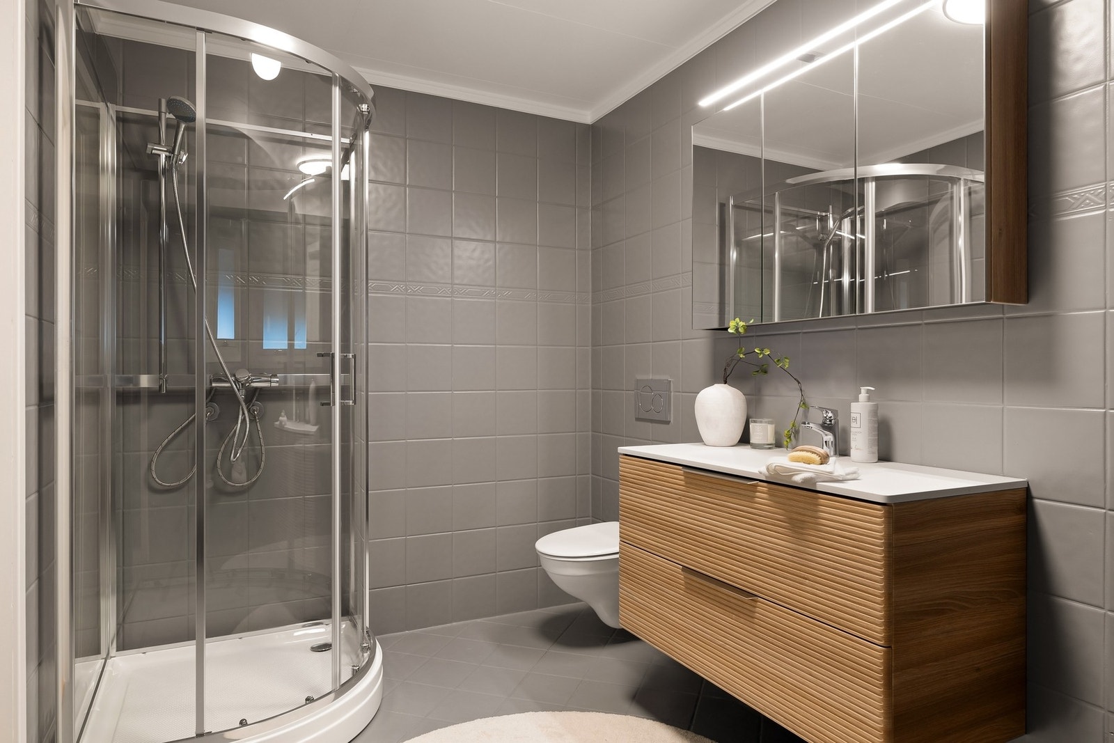 Badet i første etasje er pusset opp av tidligere eier i 2010. Flisene har blitt malt i 2026 Galleribilde