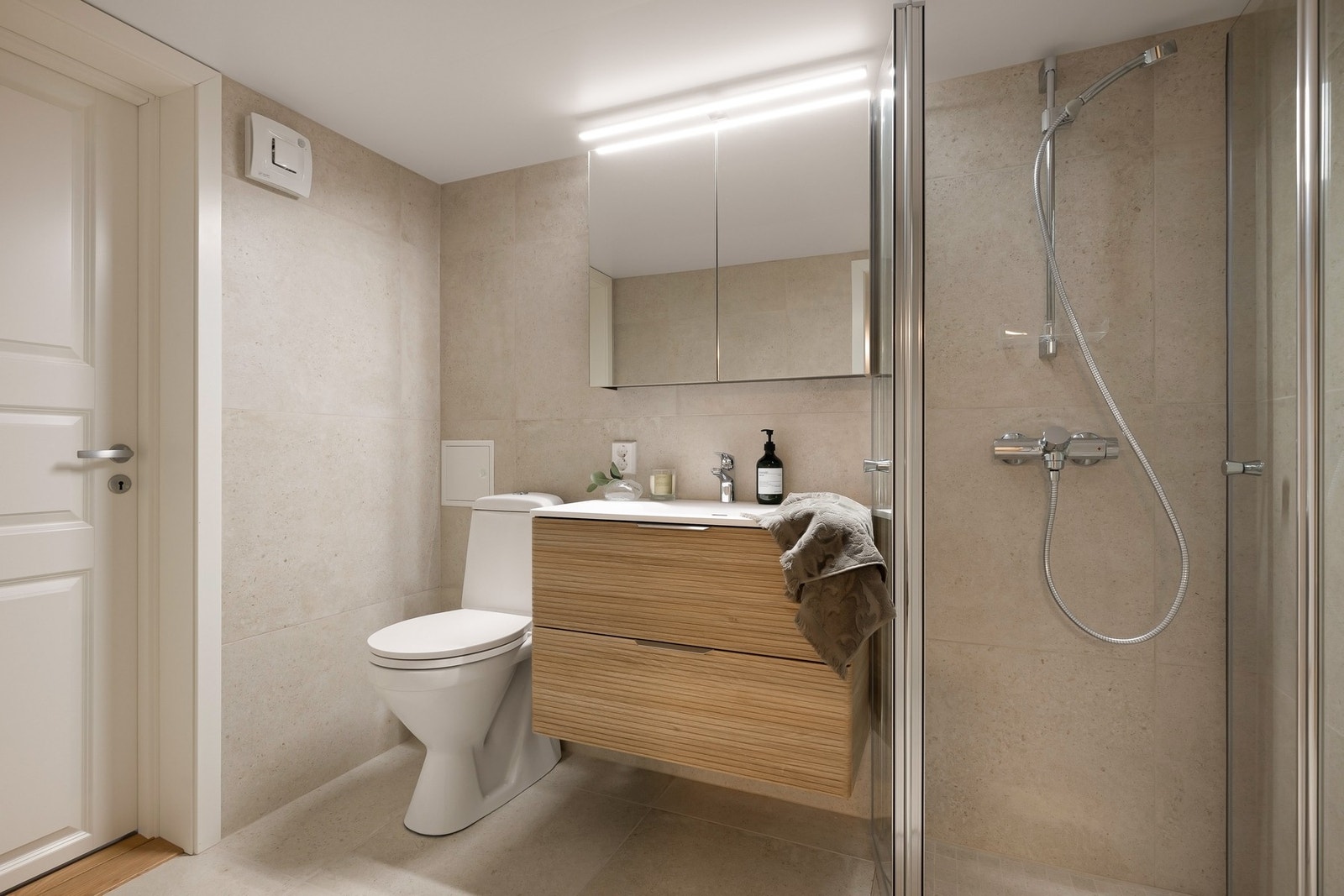 Badet i kjeller er delikat og flislagt og er pusset opp i 2026- Varmekabler i gulv Galleribilde