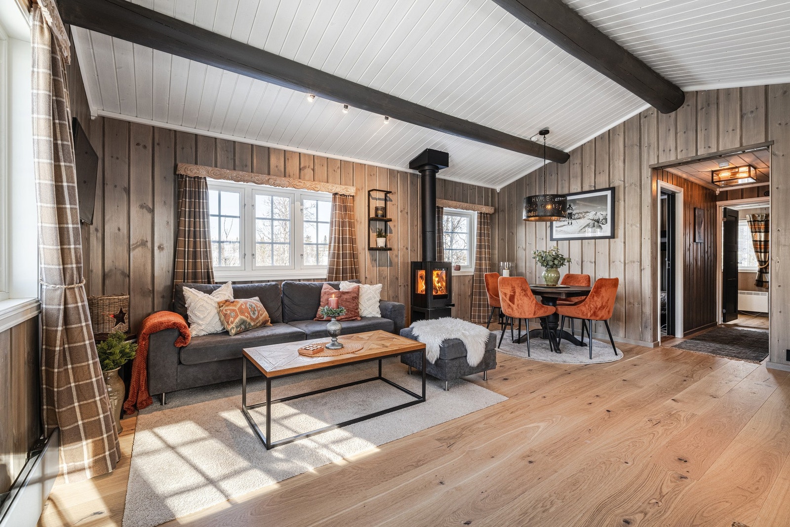 Stue/spisestue med store vindusflater og god plass til sofa og spisebord. Galleribilde