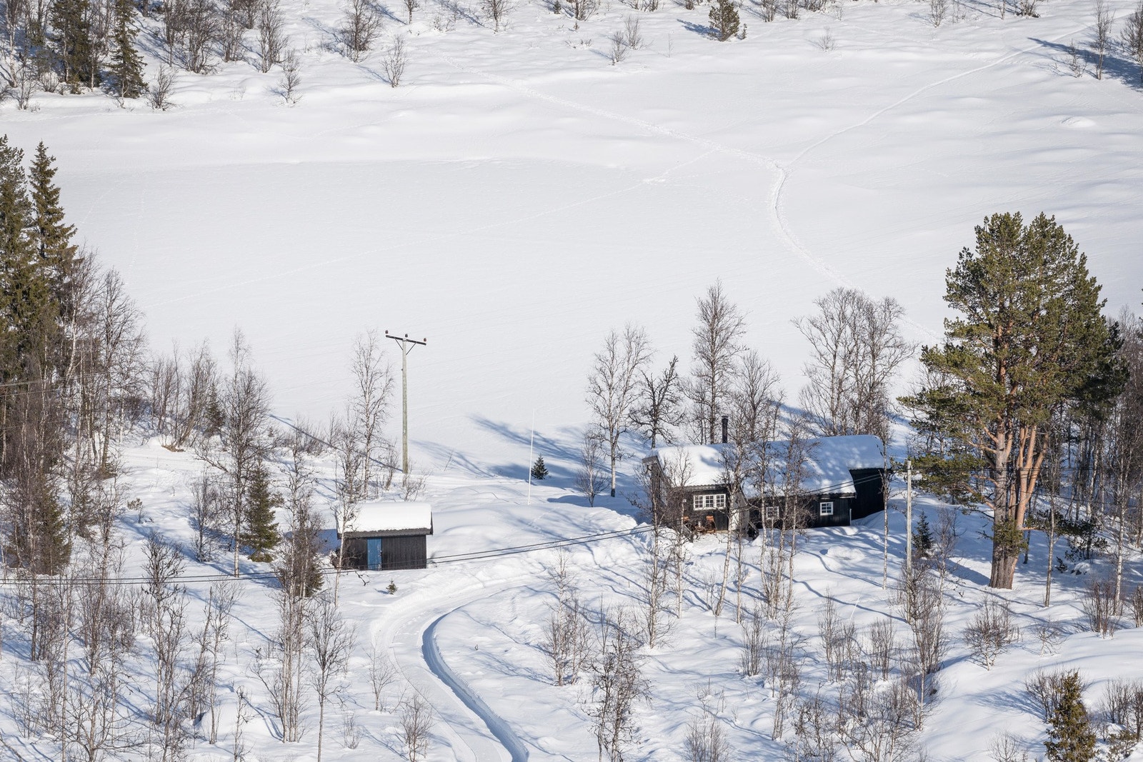 Eiendommen består av hytte og uthus. Veien ned til hytta er privat med inngått måkeavtale. Galleribilde