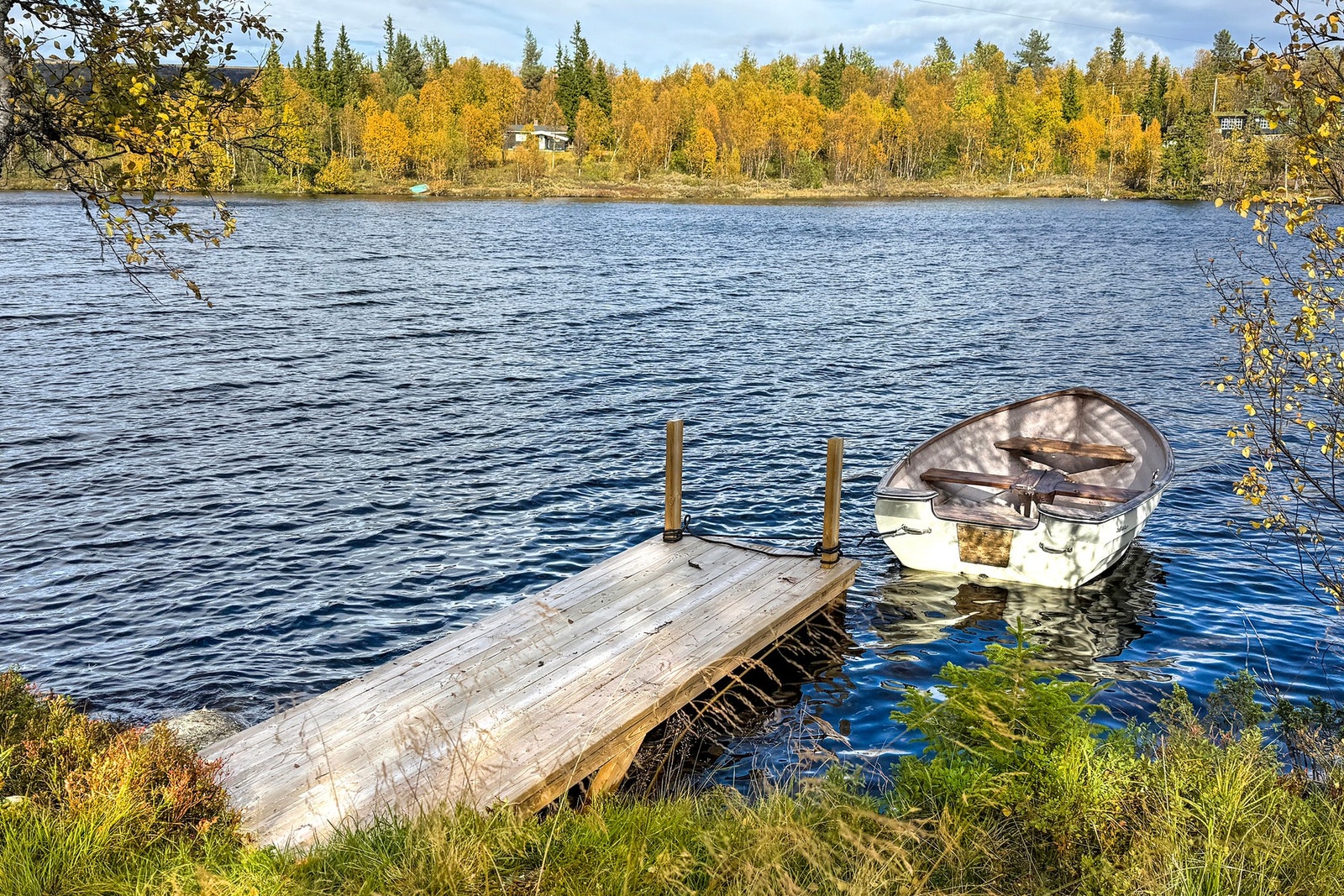 Lun fjellindyll beliggende usjenert helt ned til Storevatnet.
Liten robåt (med seil) medfølger. Galleribilde