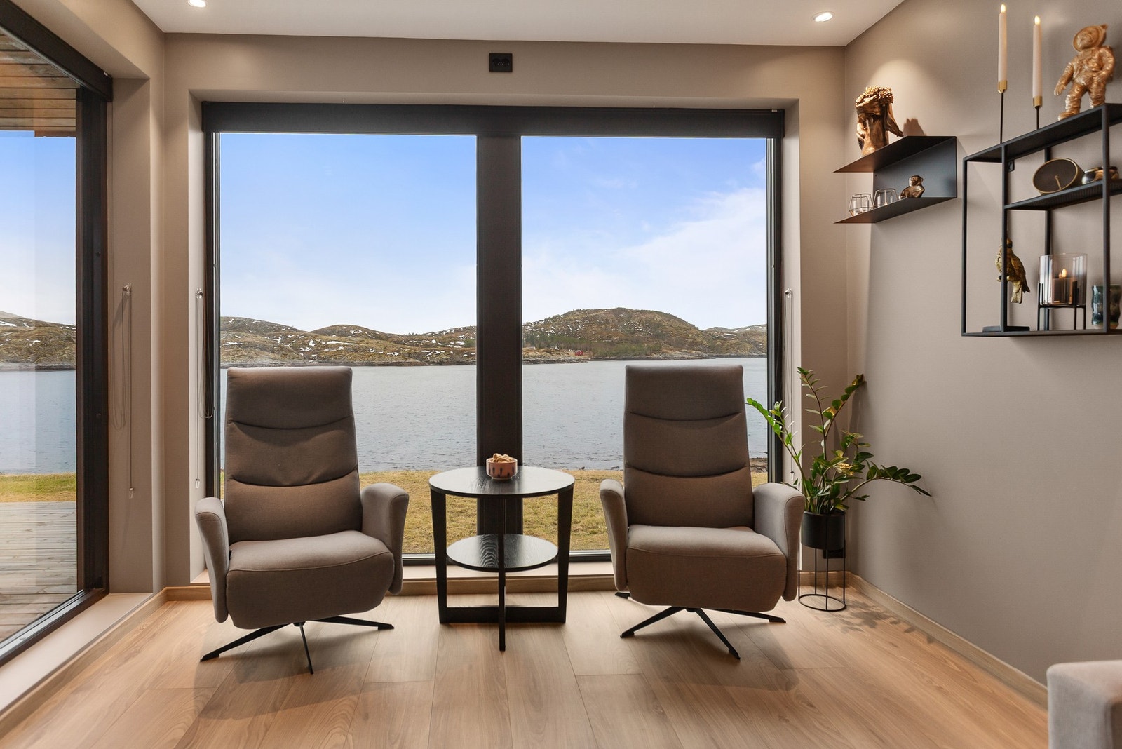 Det er vannbåren varme og balansert ventilasjon. Galleribilde