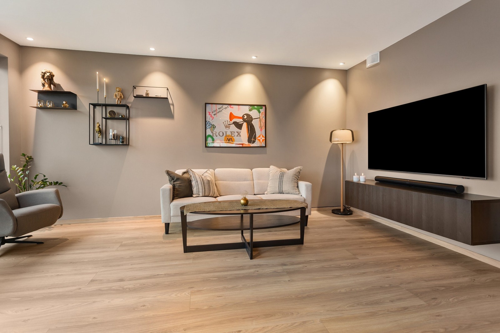 God plass til sofa og mediemøblement. Galleribilde