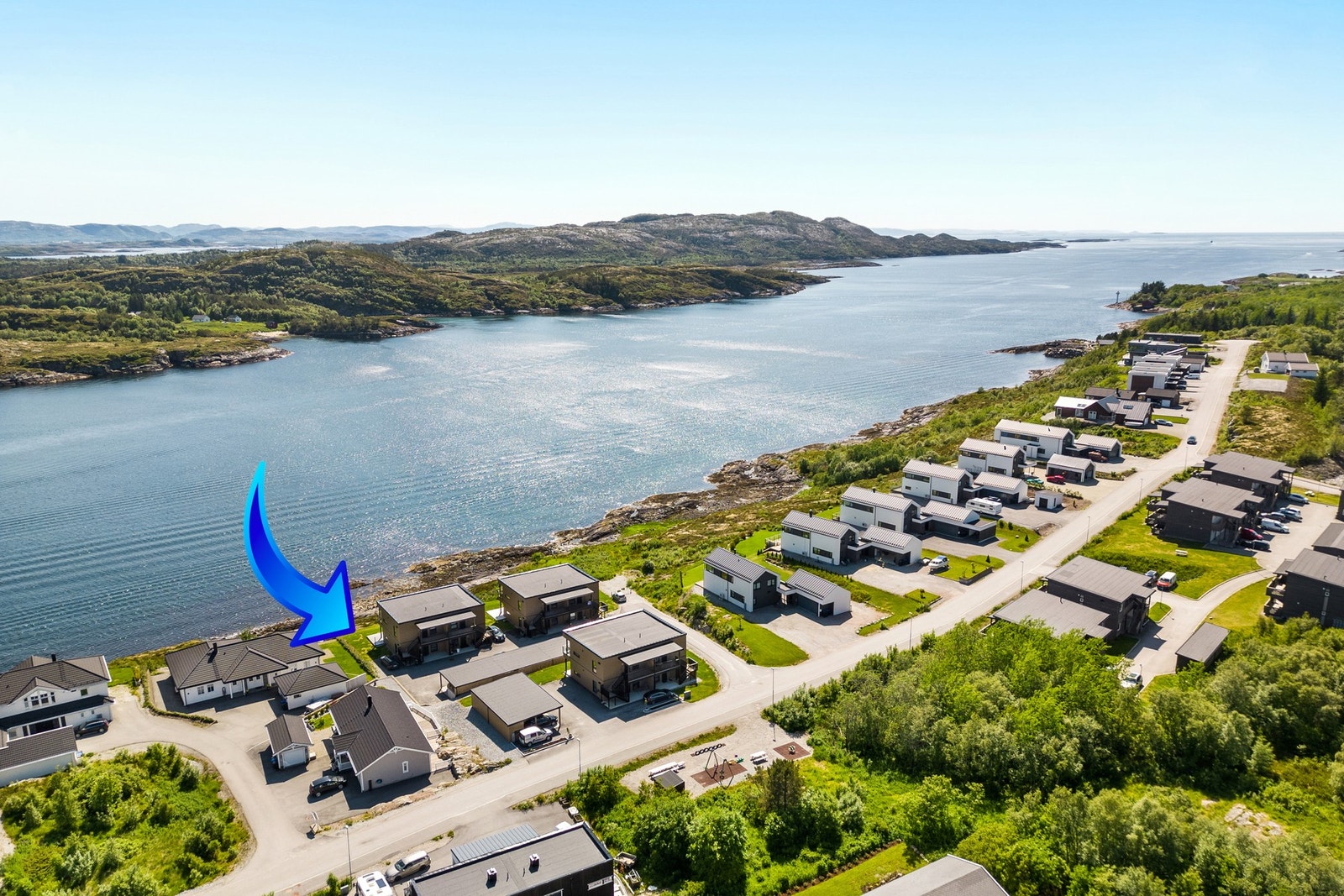 Det er kort vei til de fleste fasiliteter som bussholdeplass, butikker, skoler og barnehager. Ca 2,5 km sørvest for Rørvik sentrum, en kjøretur på cirka tre minutter. Galleribilde