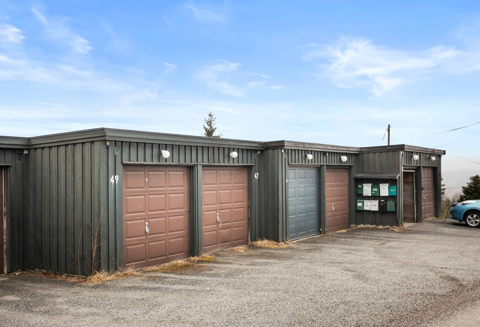 En biloppstillingsplass i garasjerekke. Galleribilde