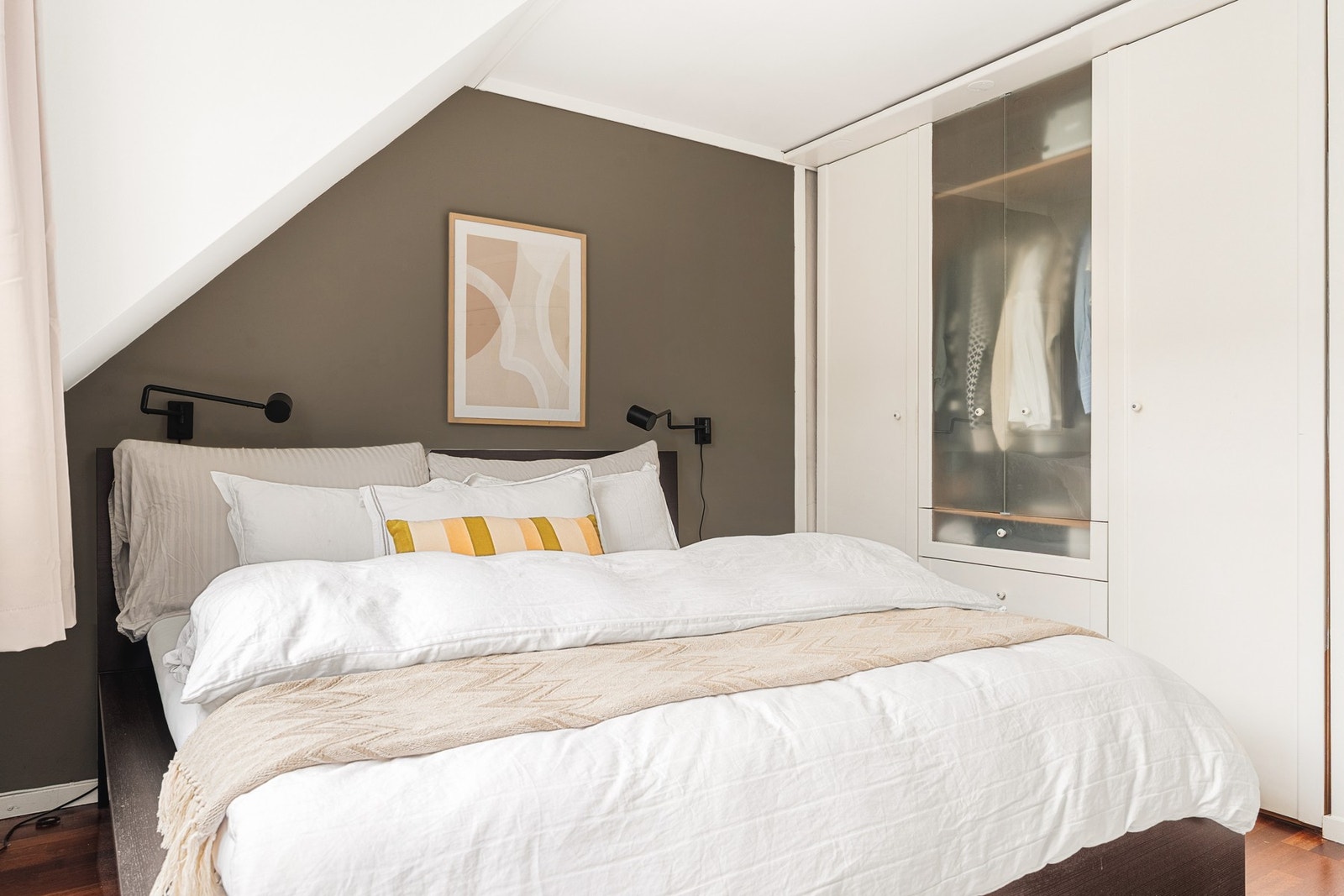 Hovedsoverommet måler 11,1 kvm og har god plass til dobbeltseng, nattbord på hver side og garderobe. Galleribilde