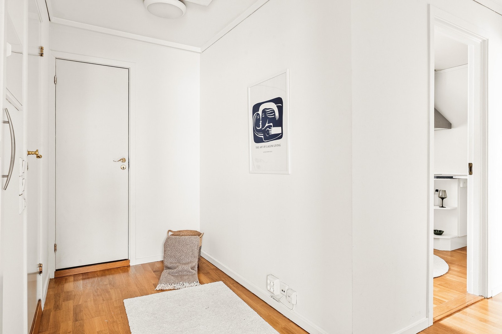 Du ønskes velkommen hjem i en lys og praktisk entré på 6,5 kvm med god plass til både sko og yttertøy. Galleribilde