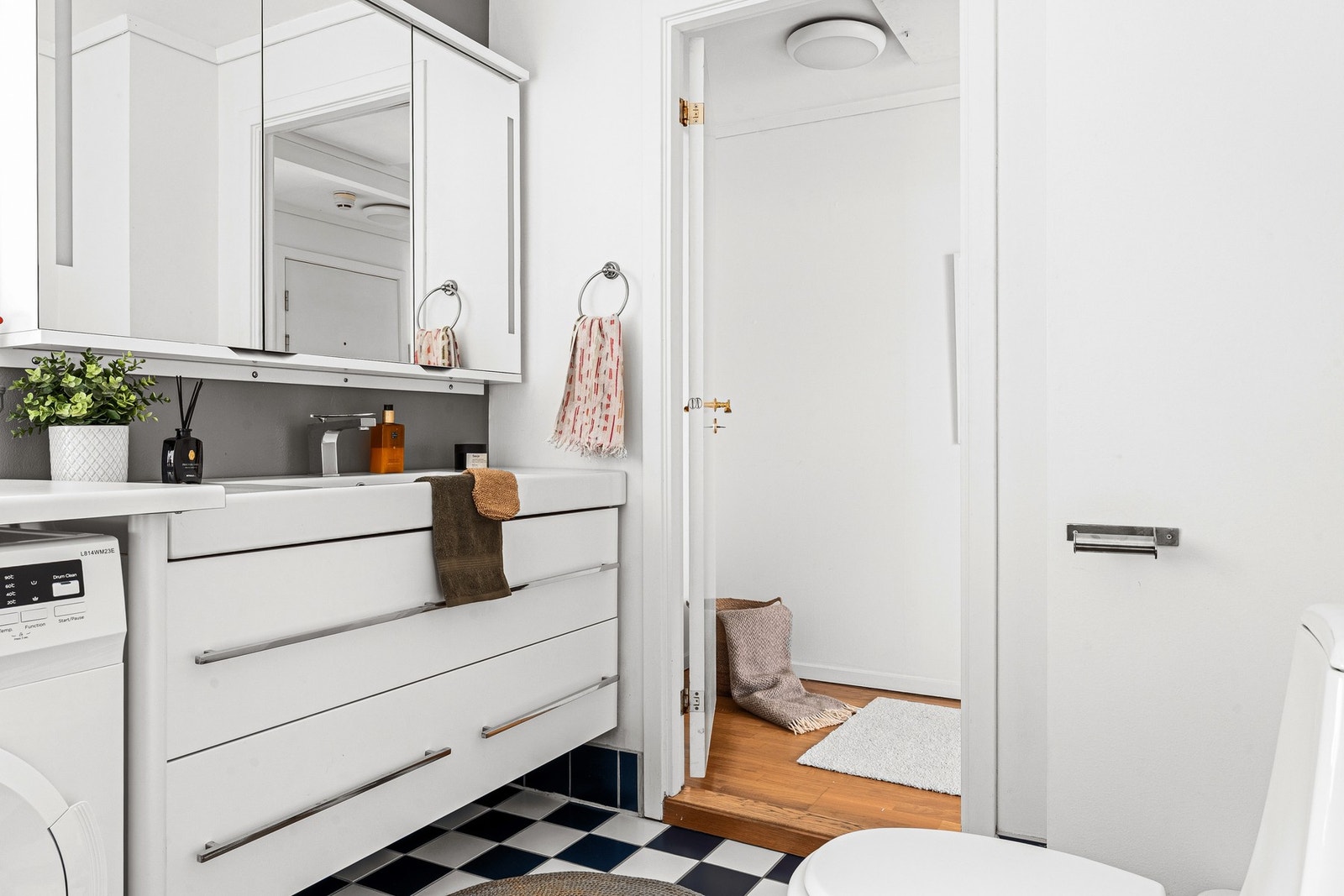 Praktisk innredet med dusj, baderomsinnredning, toalett, varmtvannstank og opplegg for vaskemaskin. Galleribilde