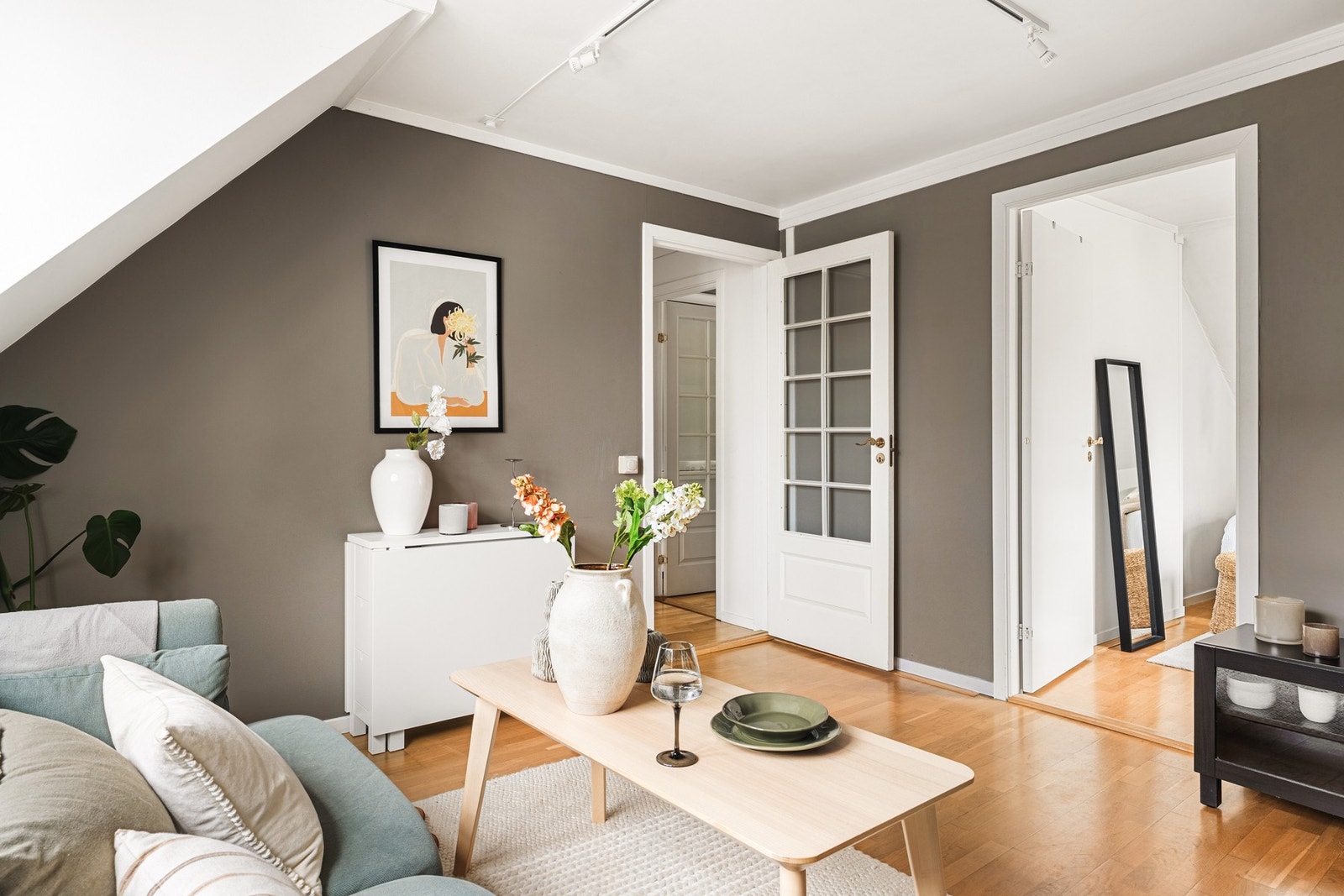 Rommet er enkelt å møblere - her er det plass til både sofagruppe og spisebord. Galleribilde