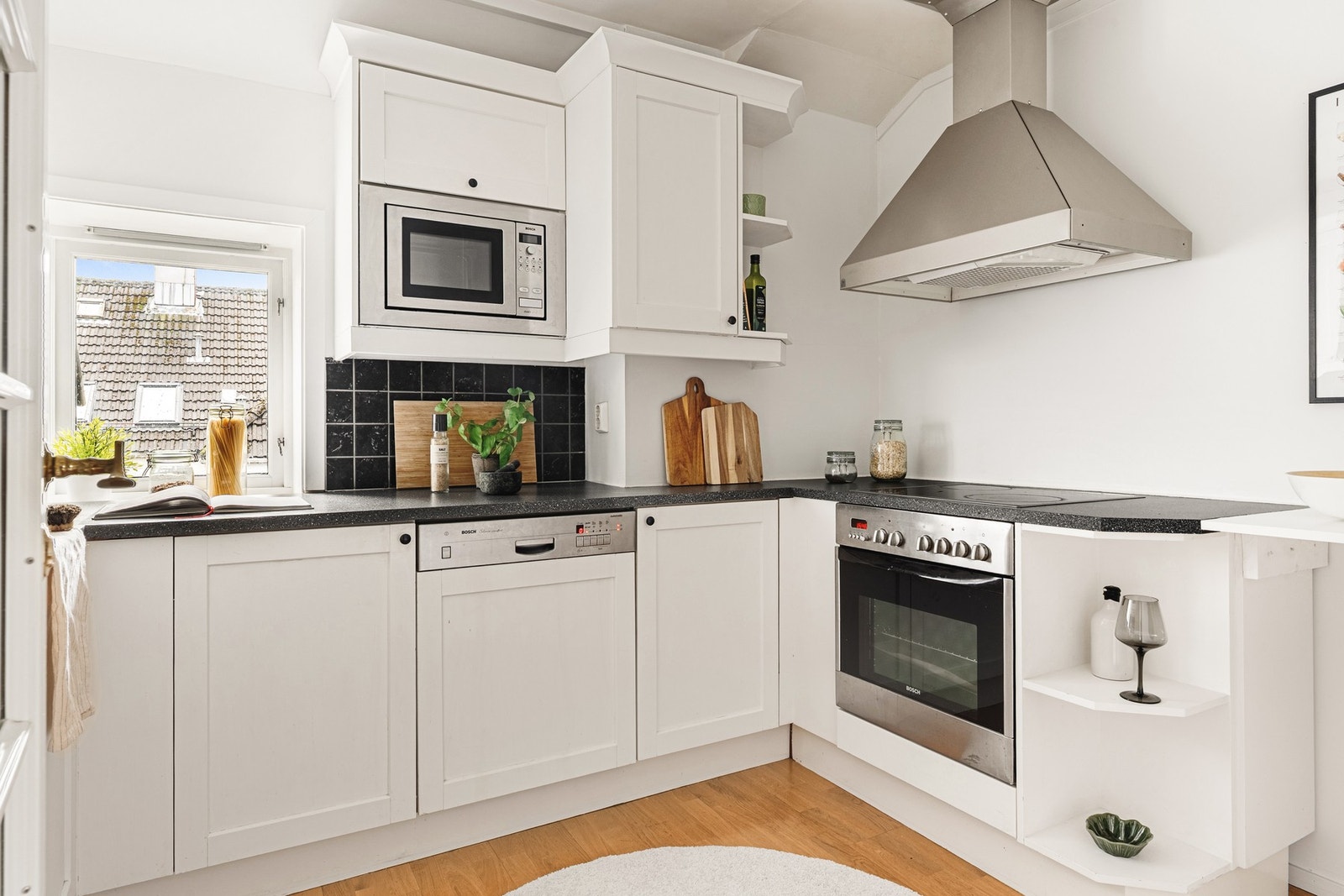 Leiligheten har en sentral beliggenhet i en av byens mest sentrale gater med gangavstand til alt av byens fasiliteter. Galleribilde