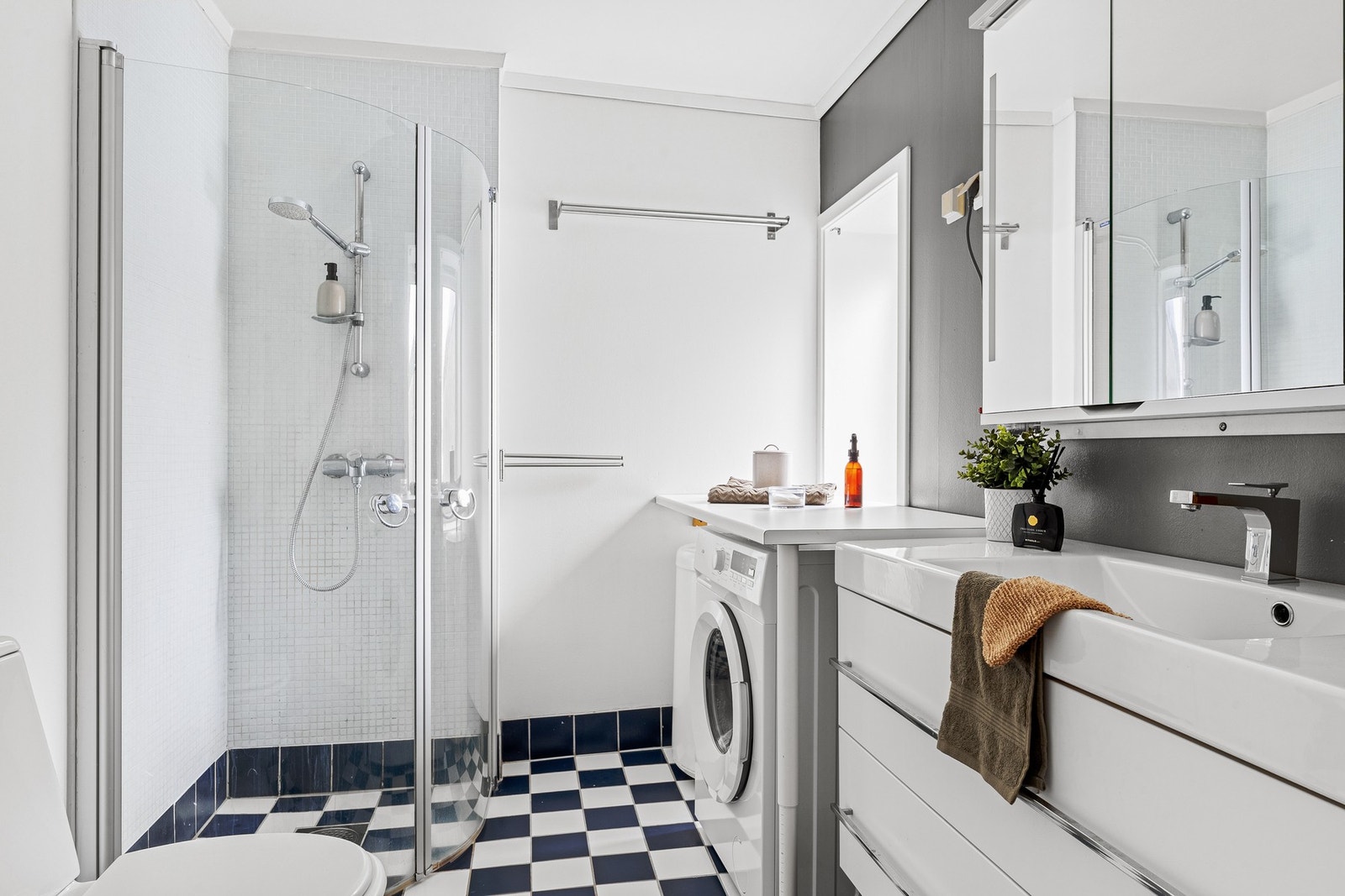 Badet måler 5 kvm, har flislagt gulv med varmekabler. Galleribilde