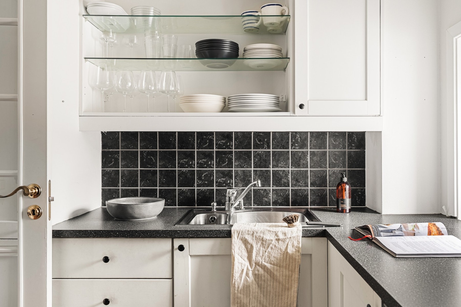 Her er det god skapplass og alt du trenger av hvitevarer er på plass - med integrert kjøleskap / fryser, stekeovn, micro og oppvaskmaskin. Galleribilde